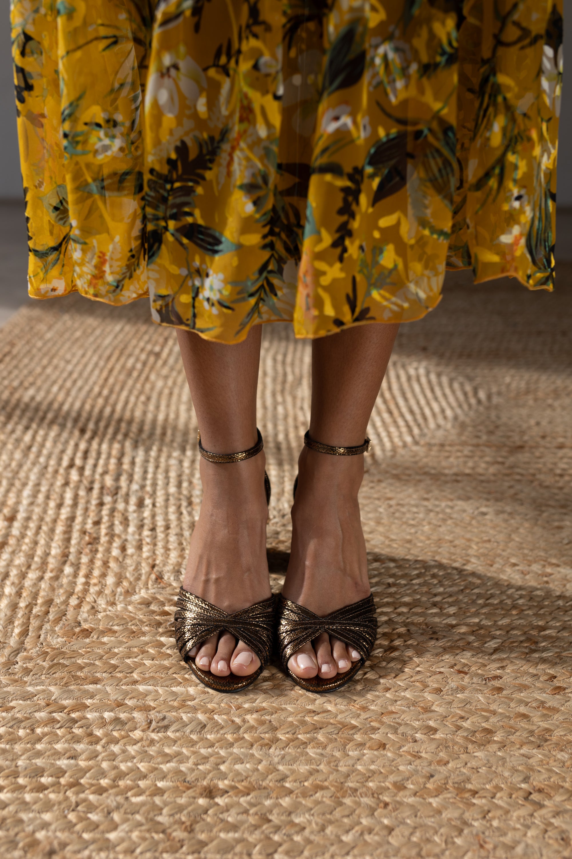 SANDALIA AITANA PIEL GRABADA BRONCE TACÓN 6CM