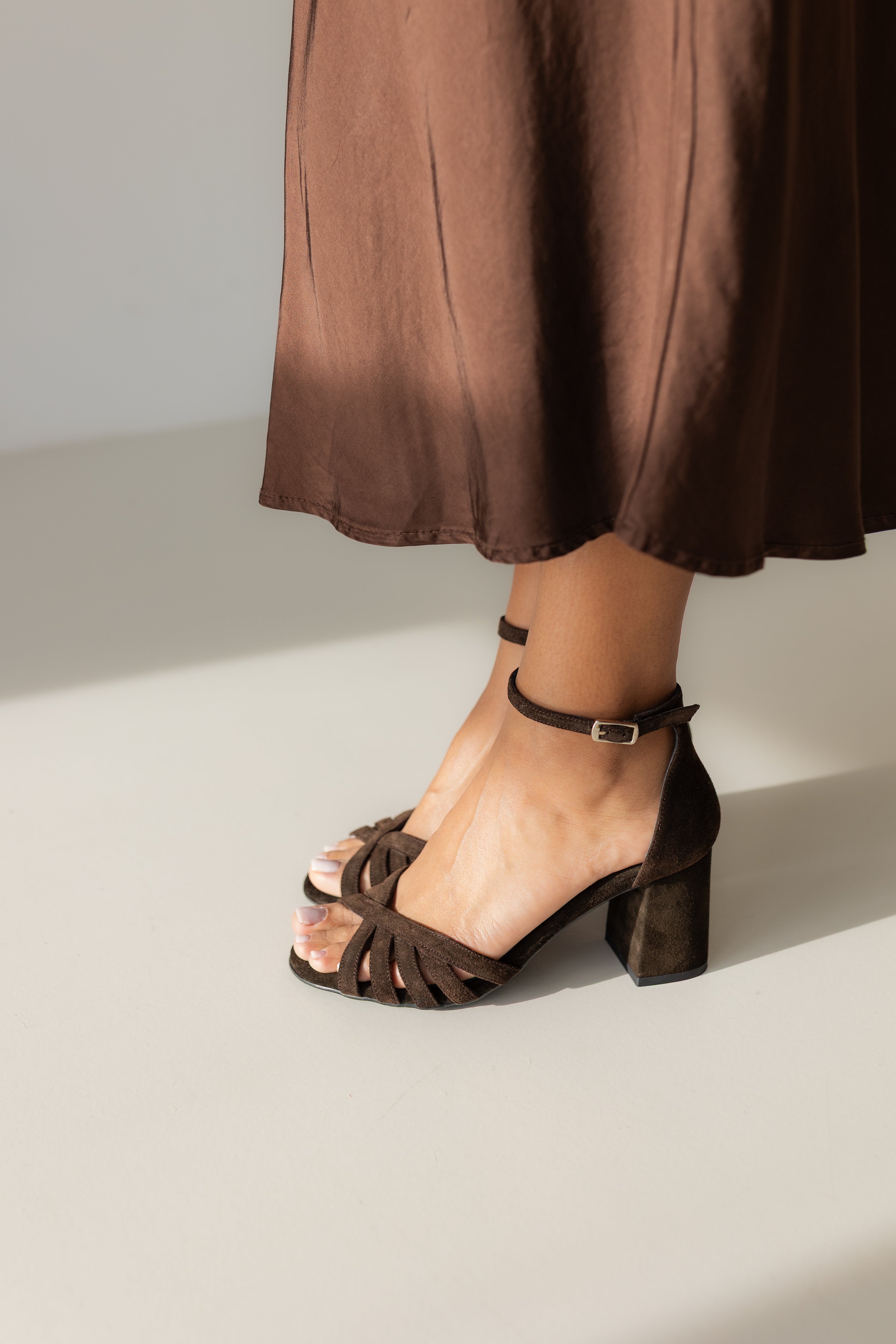 Sandalia de tacón medio elegante en ante marrón chocolate para mujer