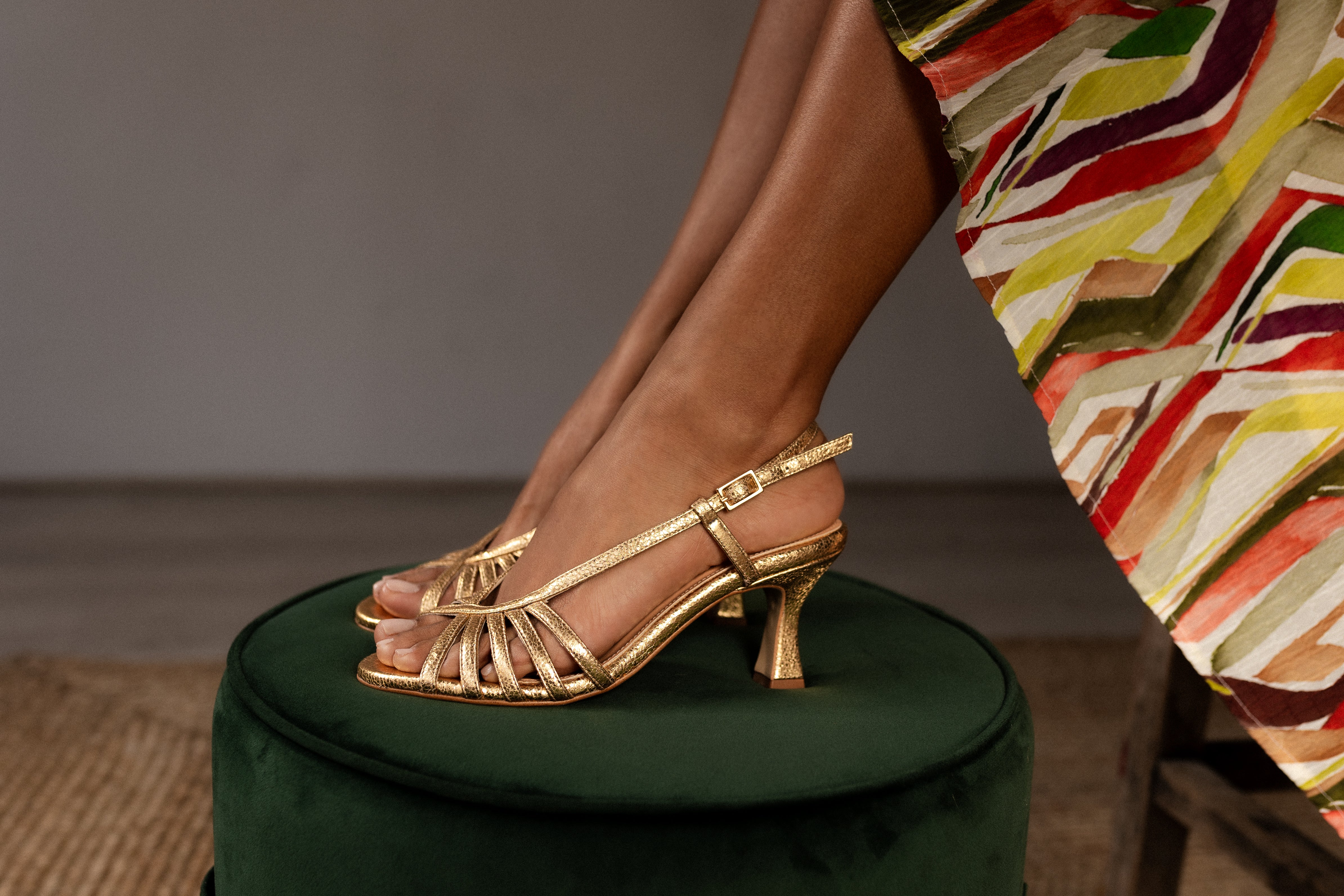 Sandalia de tacón medio en piel efecto oro