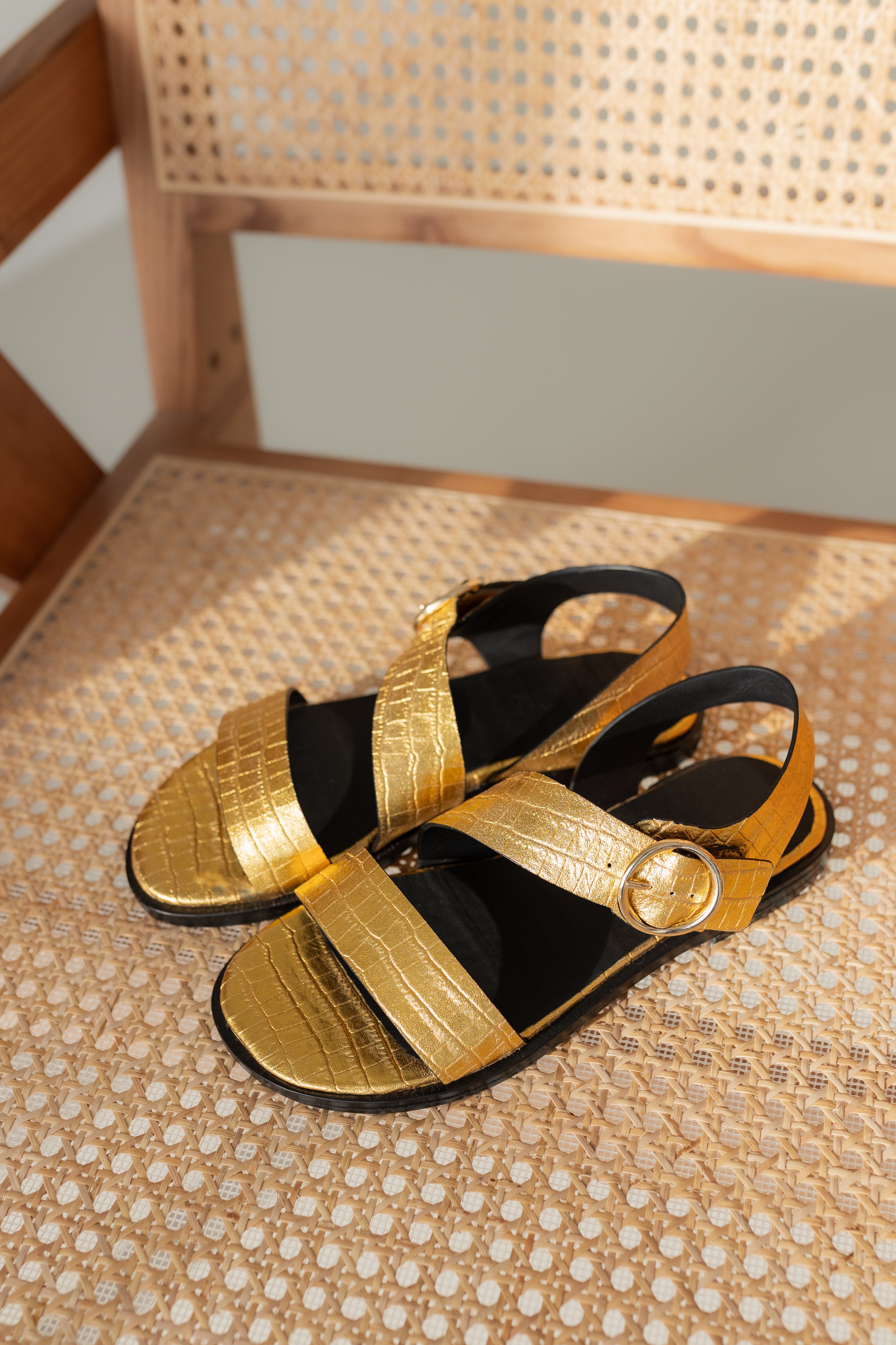 SANDALIA PLANA ROQUE PIEL EFECTO COCO LAMINADO ORO