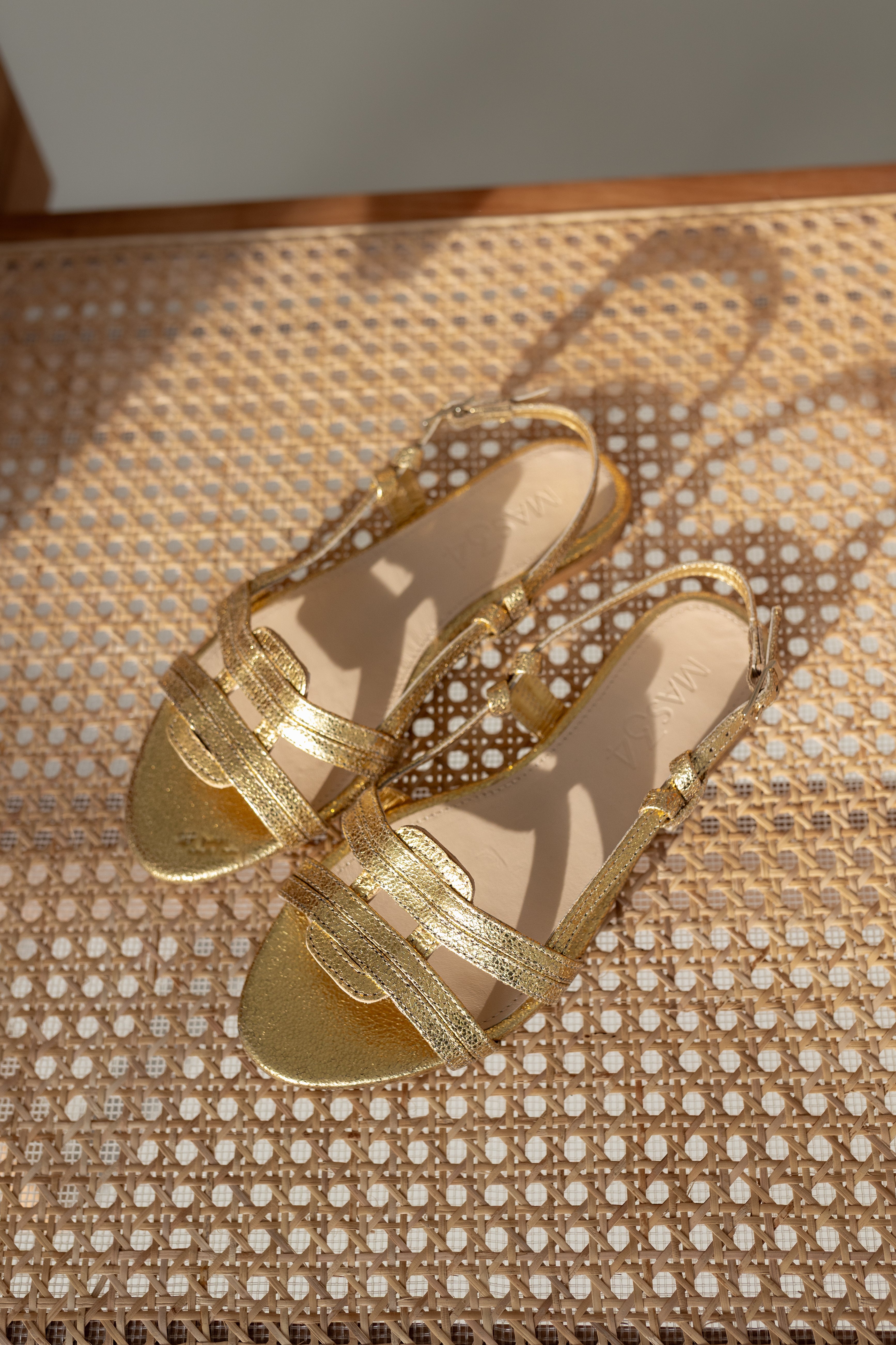 SANDALIA PLANA JULIETA PIEL LAMINADO ORO