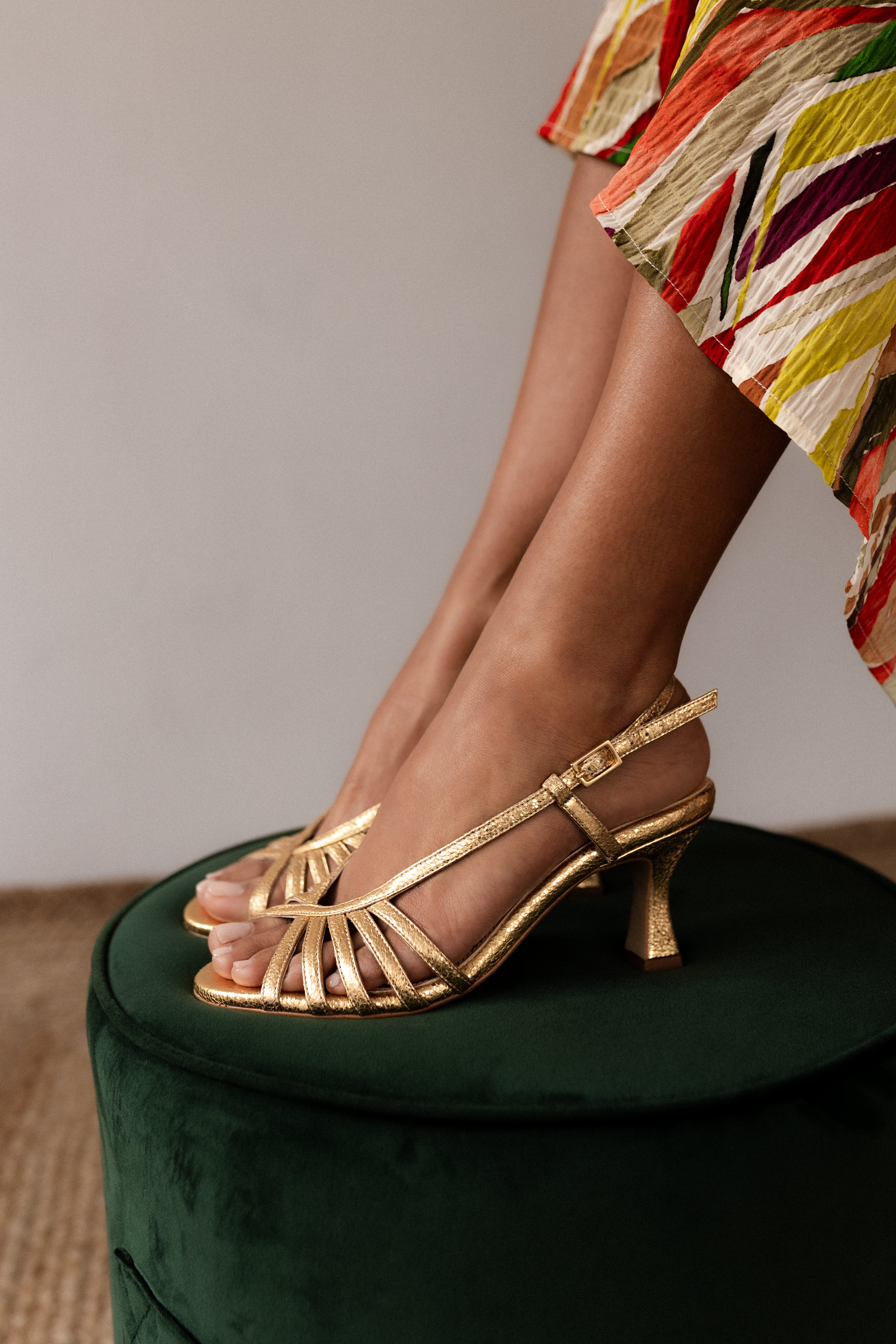 Sandalia de mujer en piel efecto oro con tacón de 6 cm