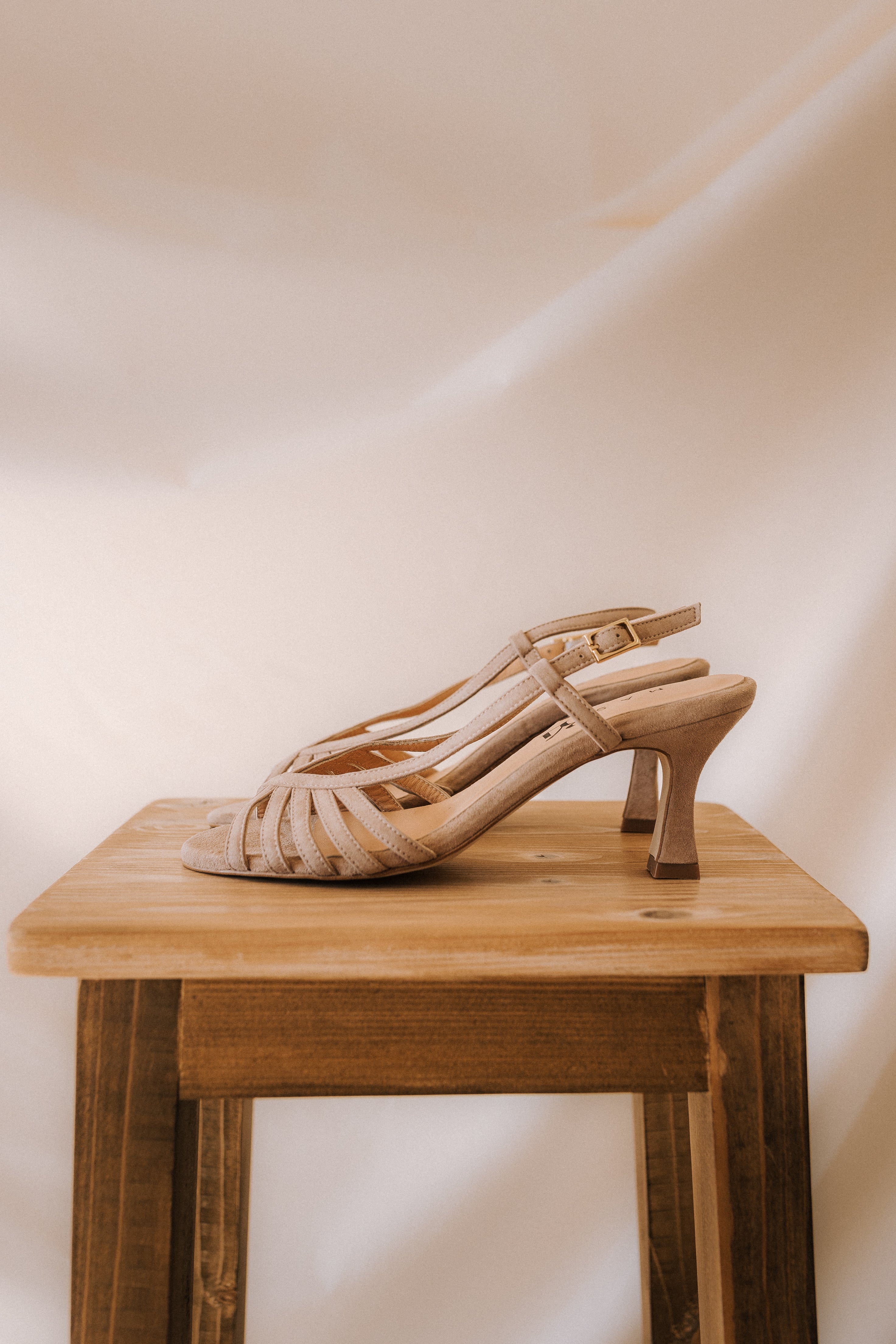 SANDALIA TRIANA ANTE NATURAL TACÓN 6CM