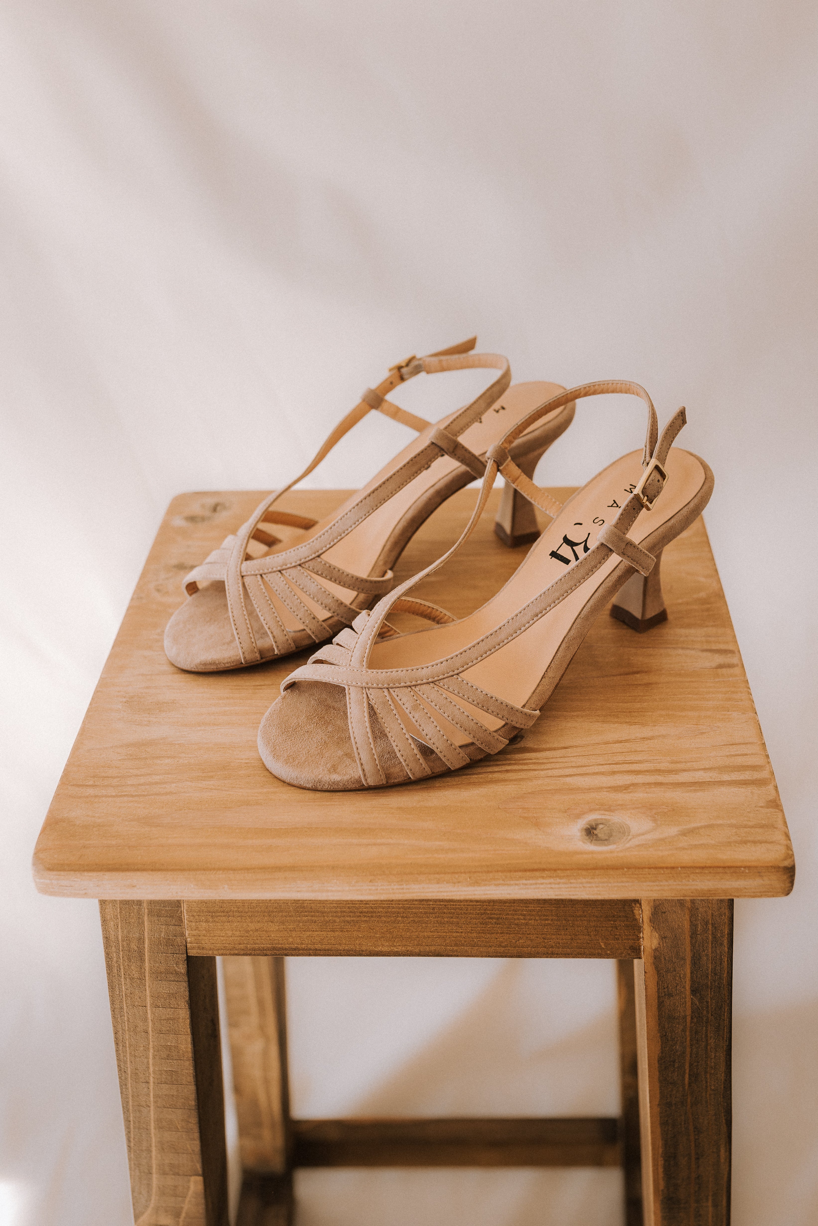 Sandalia de verano elegante en ante natural con tacón 6 cm