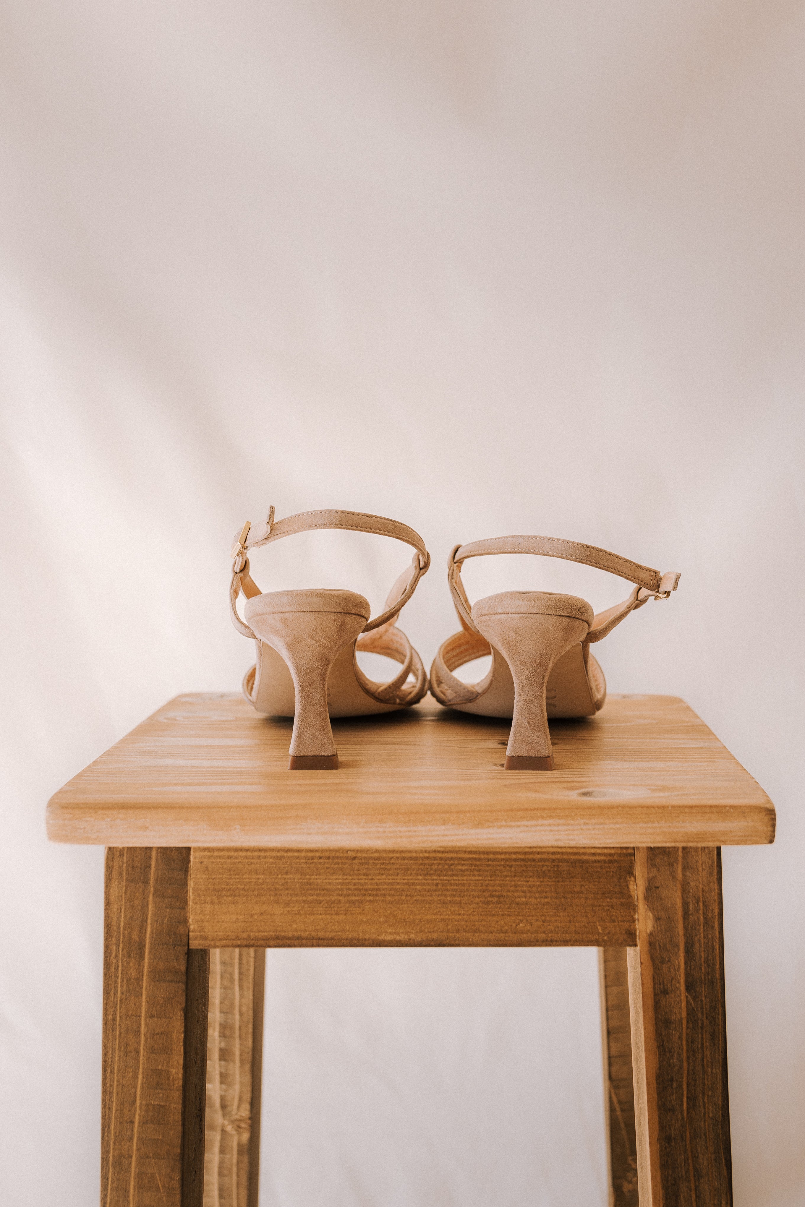 SANDALIA TRIANA ANTE NATURAL TACÓN 6CM