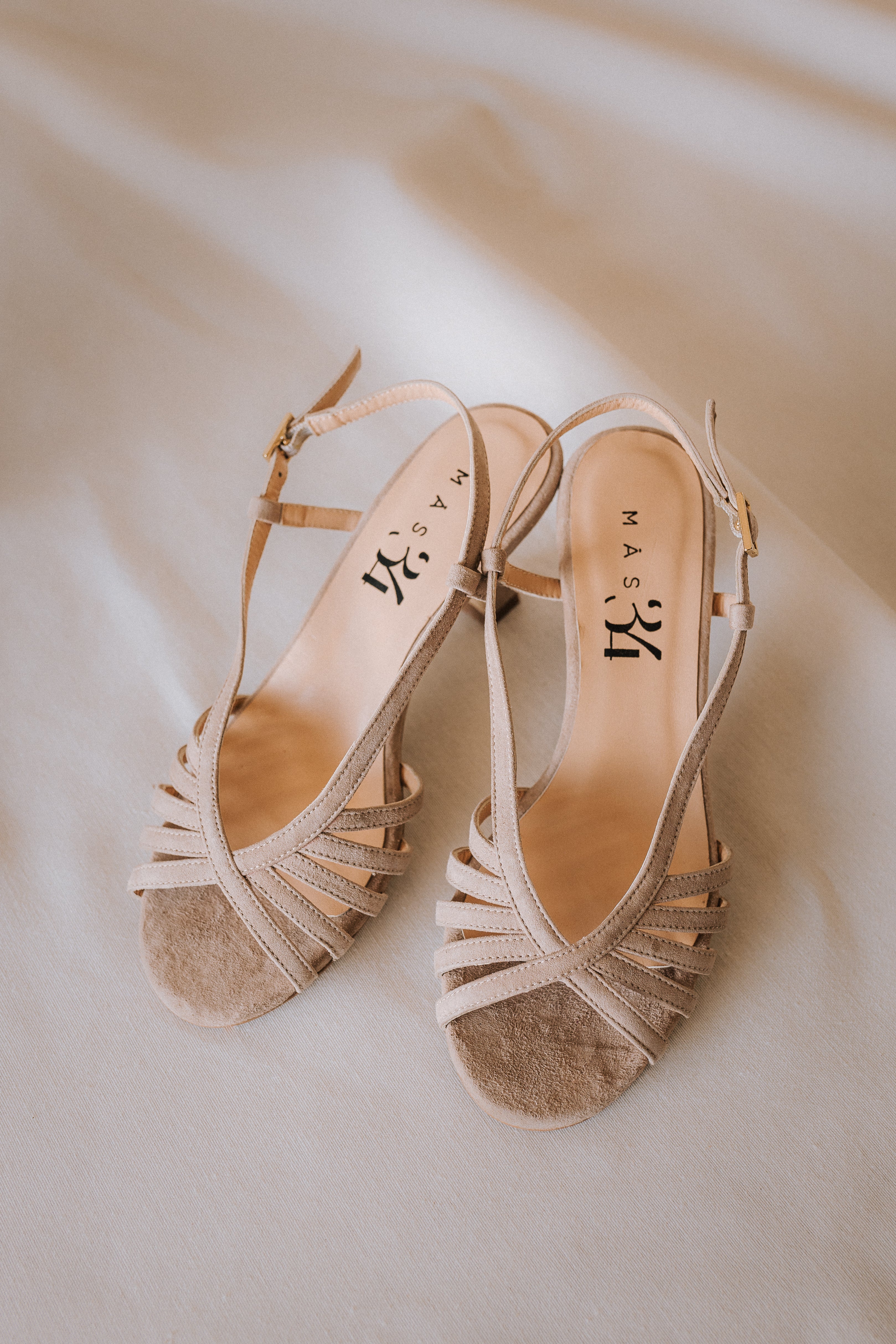 SANDALIA TRIANA ANTE NATURAL TACÓN 6CM