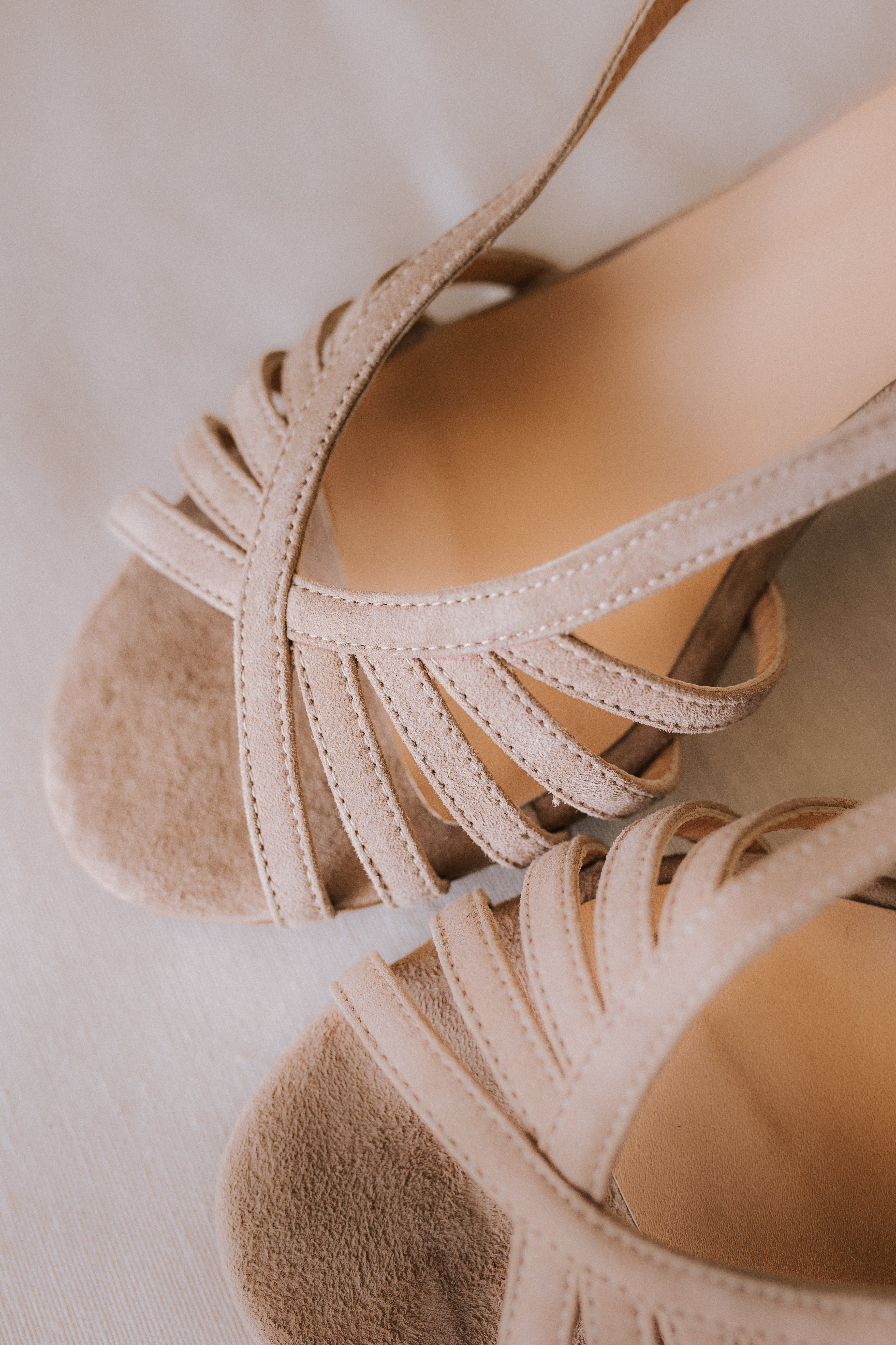 SANDALIA TRIANA ANTE NATURAL TACÓN 6CM