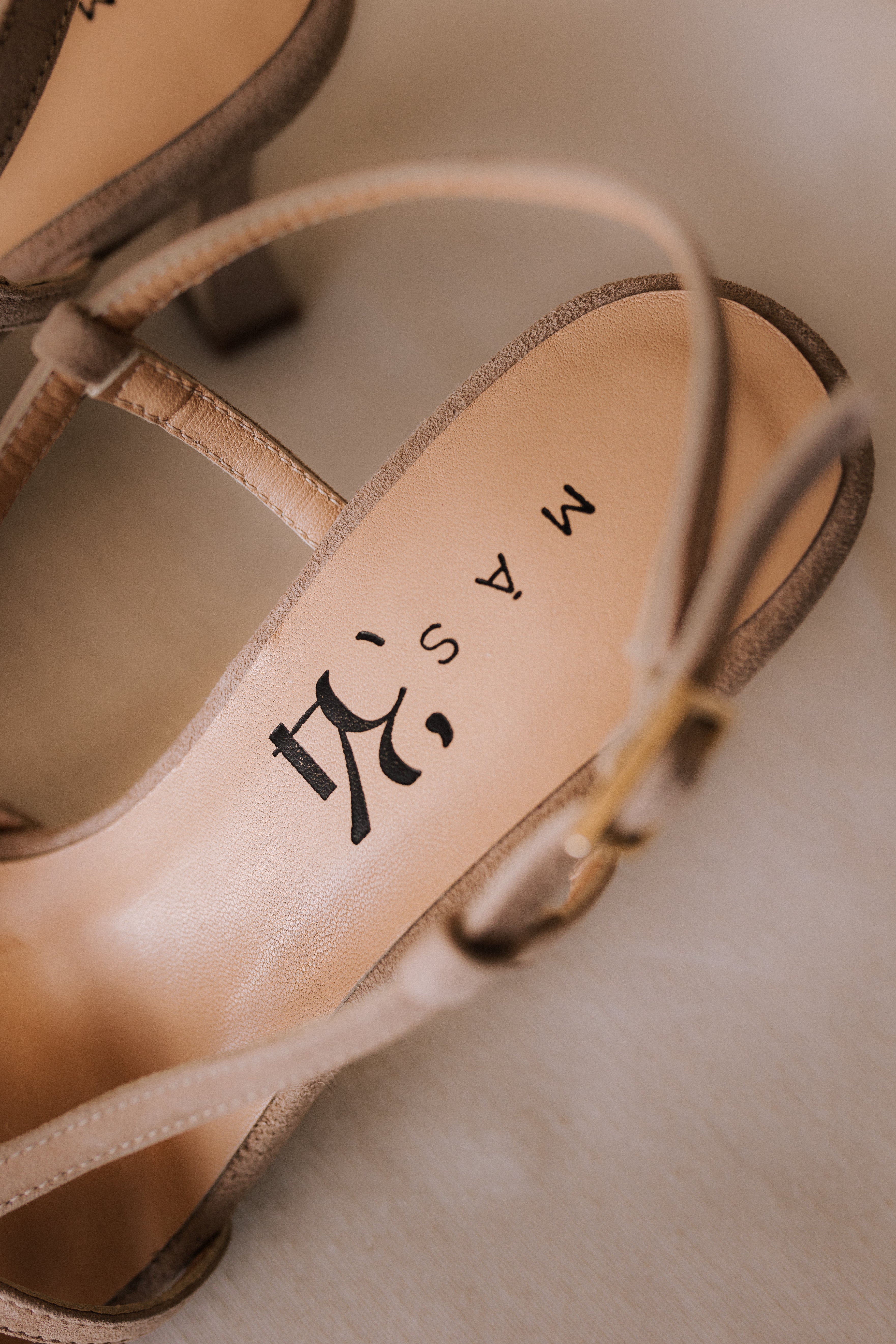 SANDALIA TRIANA ANTE NATURAL TACÓN 6CM