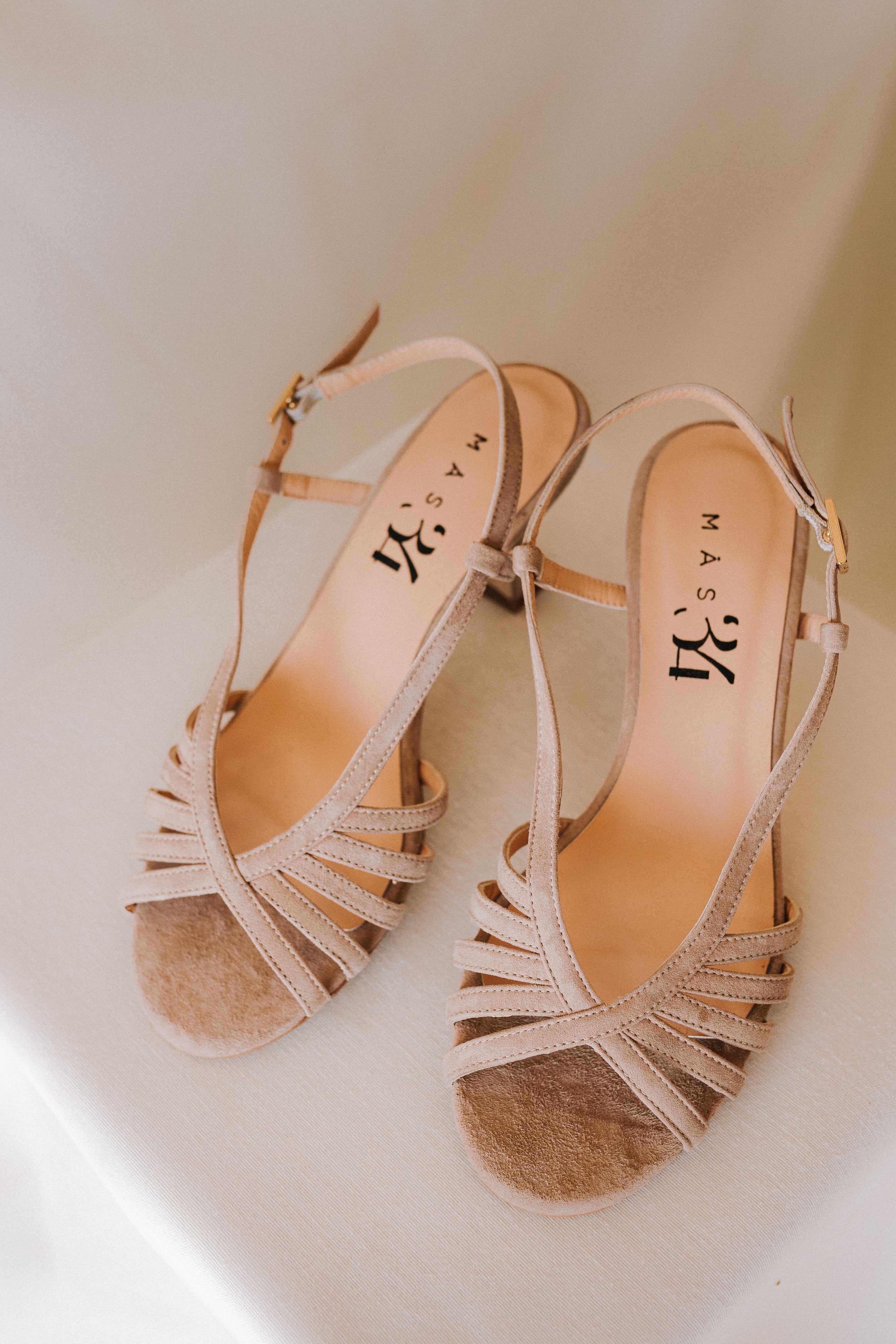 SANDALIA TRIANA ANTE NATURAL TACÓN 6CM