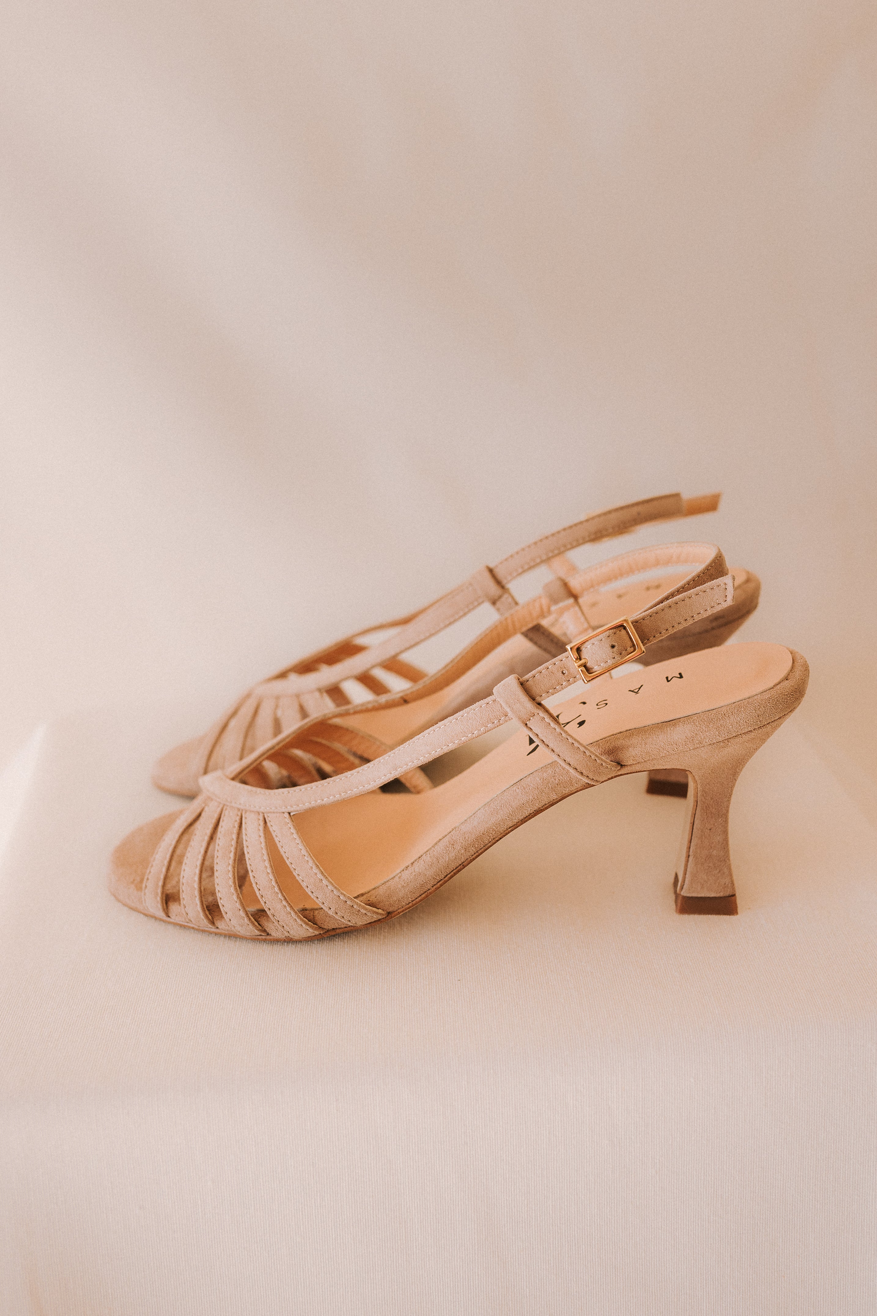 SANDALIA TRIANA ANTE NATURAL TACÓN 6CM