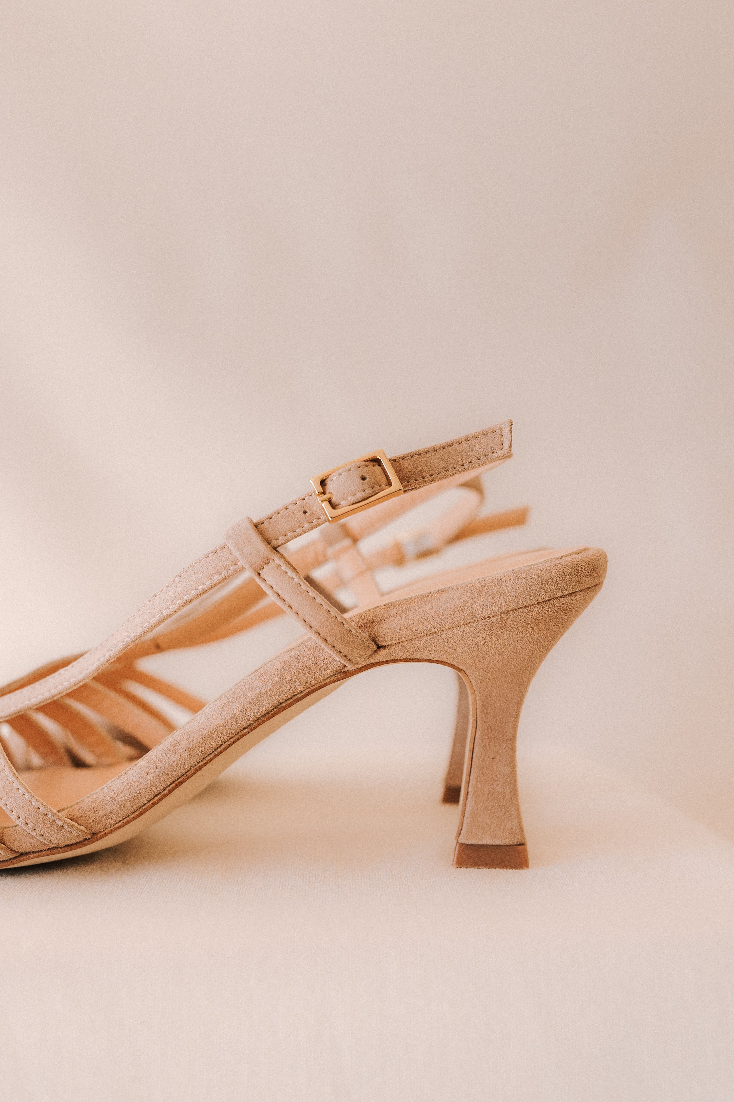 SANDALIA TRIANA ANTE NATURAL TACÓN 6CM