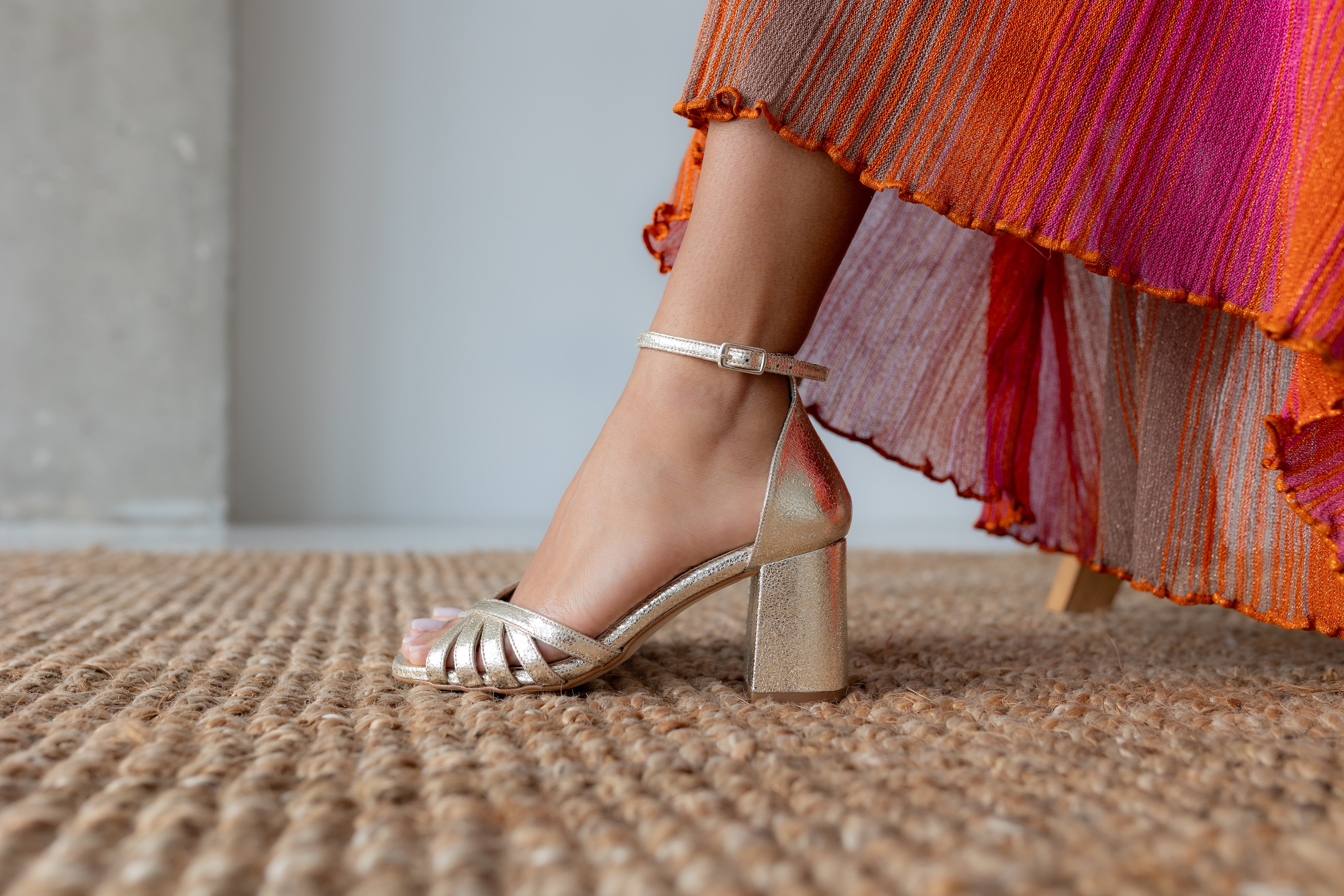 SANDALIA OTTO PIEL GRABADA PLATINO TACÓN 6CM