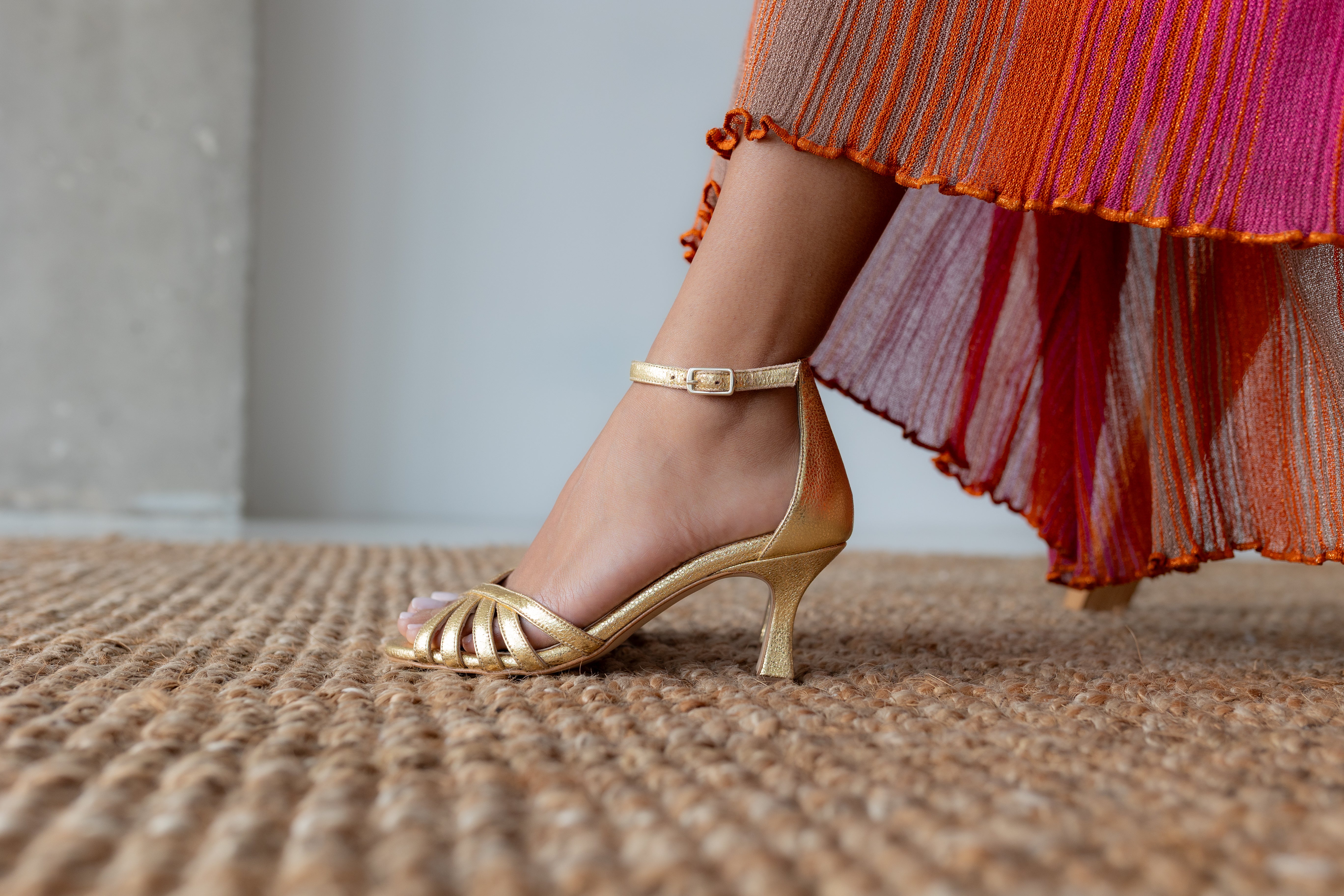 SANDALIA MIA PIEL EFECTO PITÓN ORO TACÓN 6CM