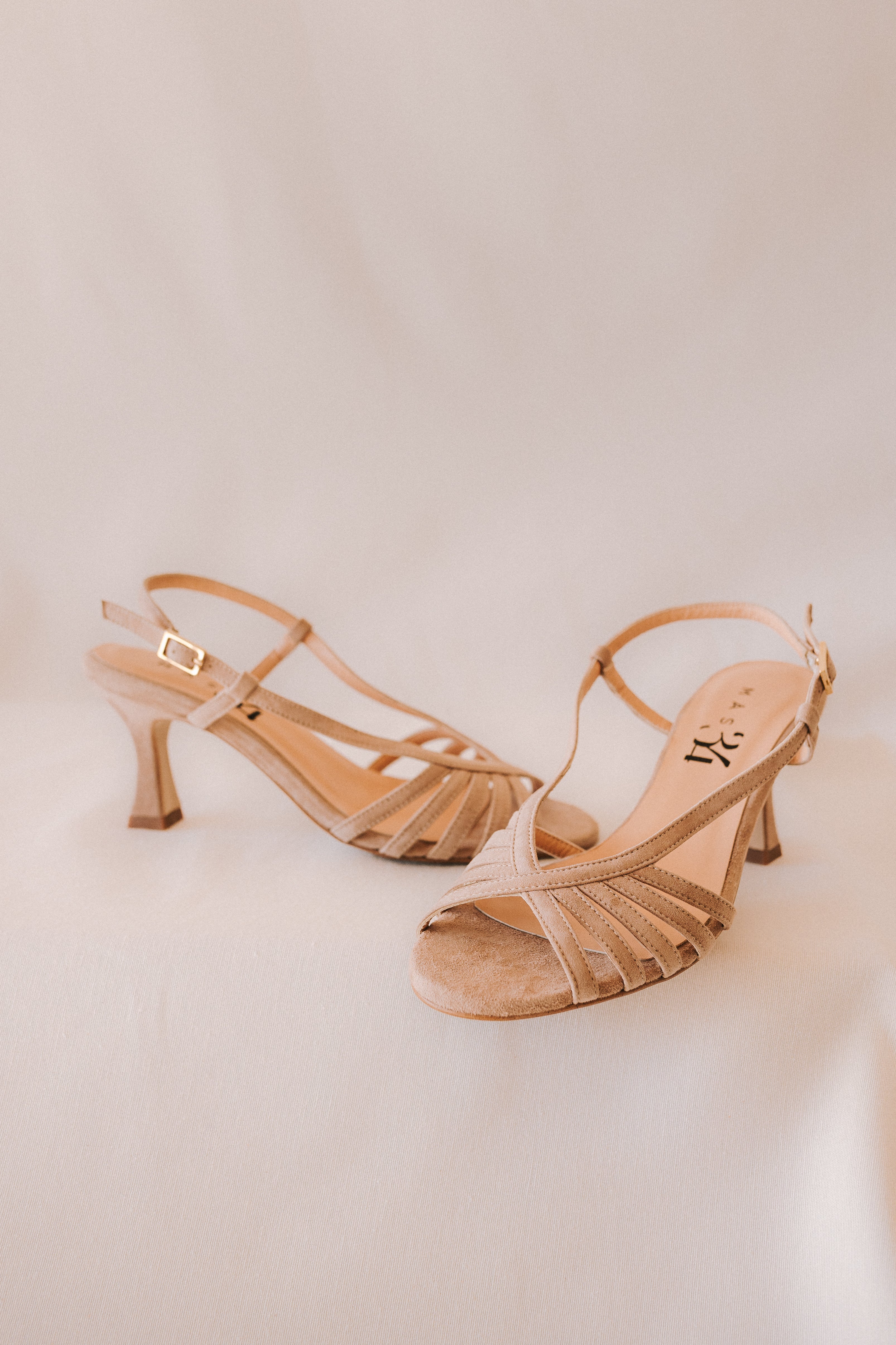 SANDALIA TRIANA ANTE NATURAL TACÓN 6CM