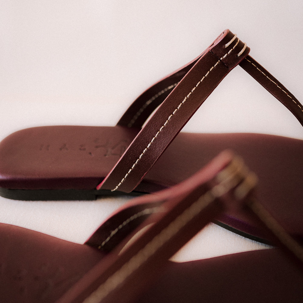 SANDALIA PLANA DANIELA PIEL BURDEOS