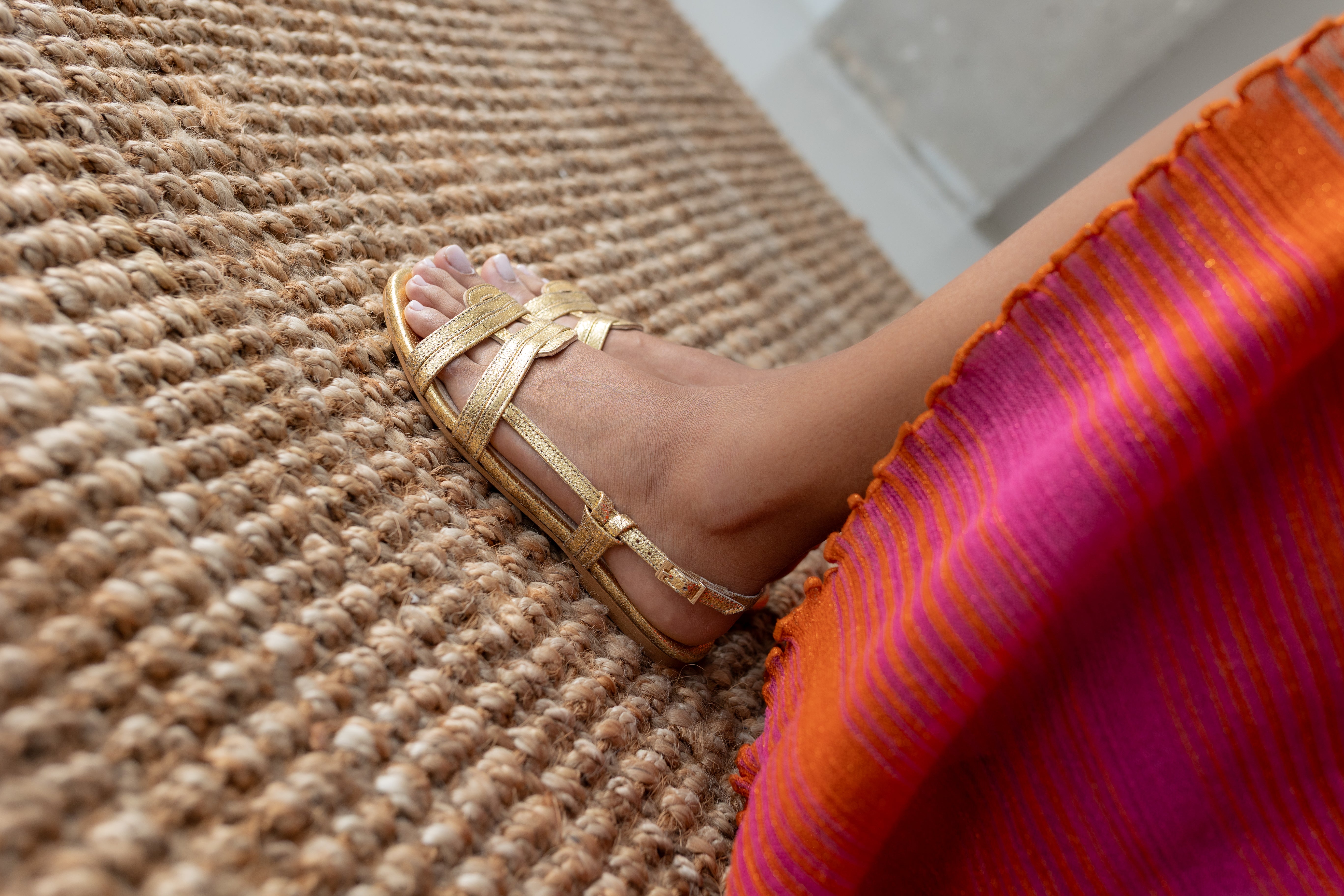 SANDALIA PLANA JULIETA PIEL LAMINADO ORO