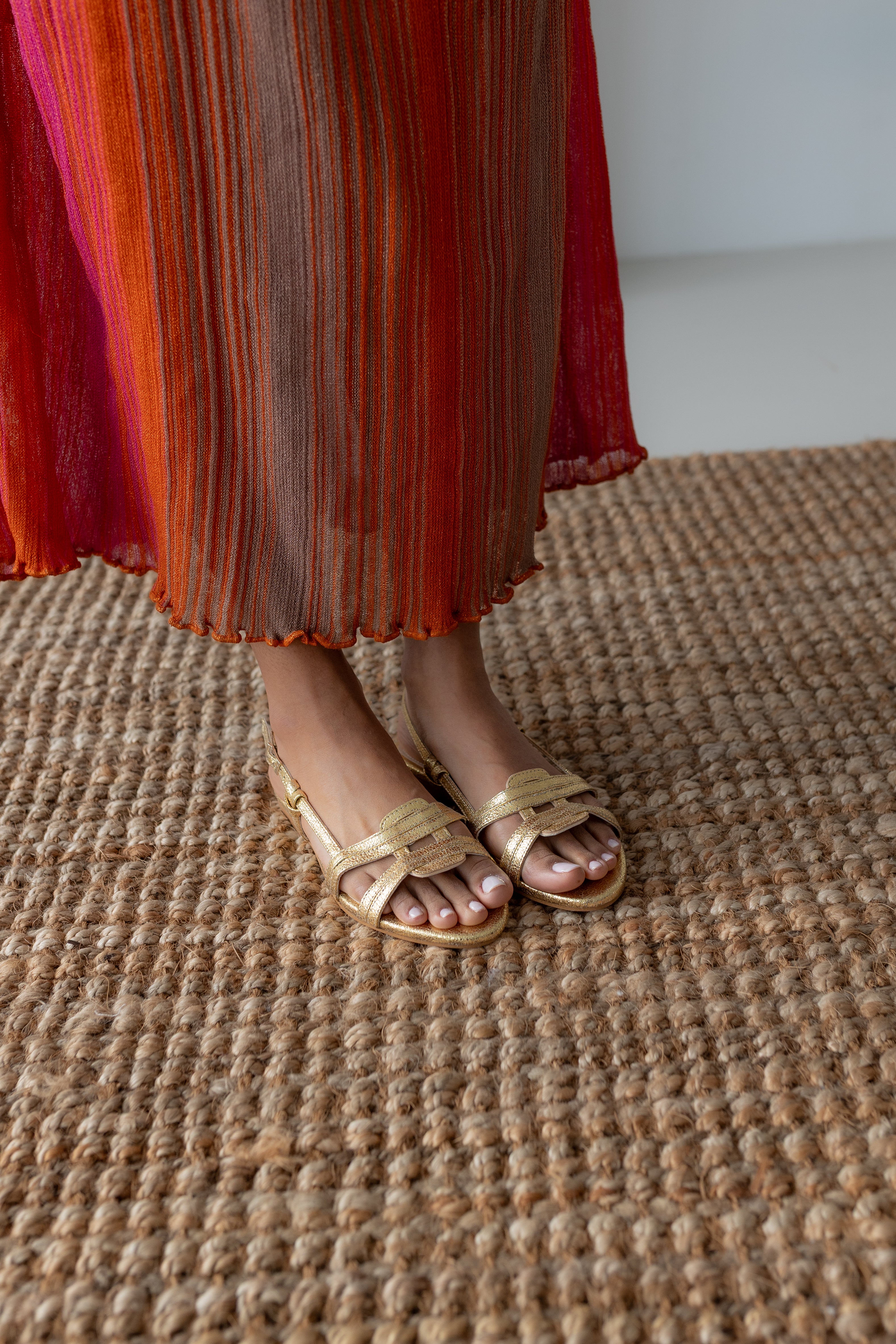 SANDALIA PLANA JULIETA PIEL LAMINADO ORO