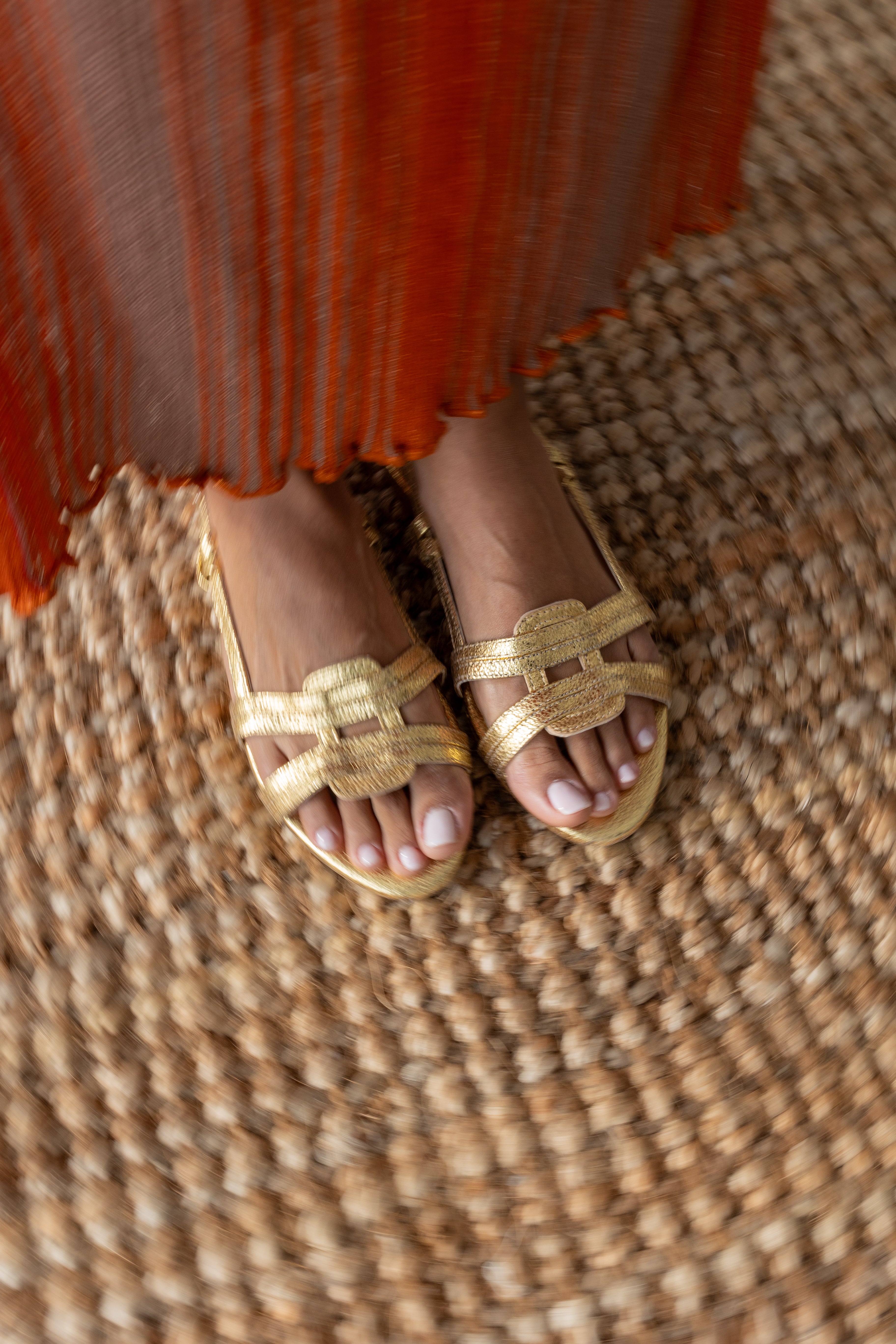 SANDALIA PLANA JULIETA PIEL LAMINADO ORO