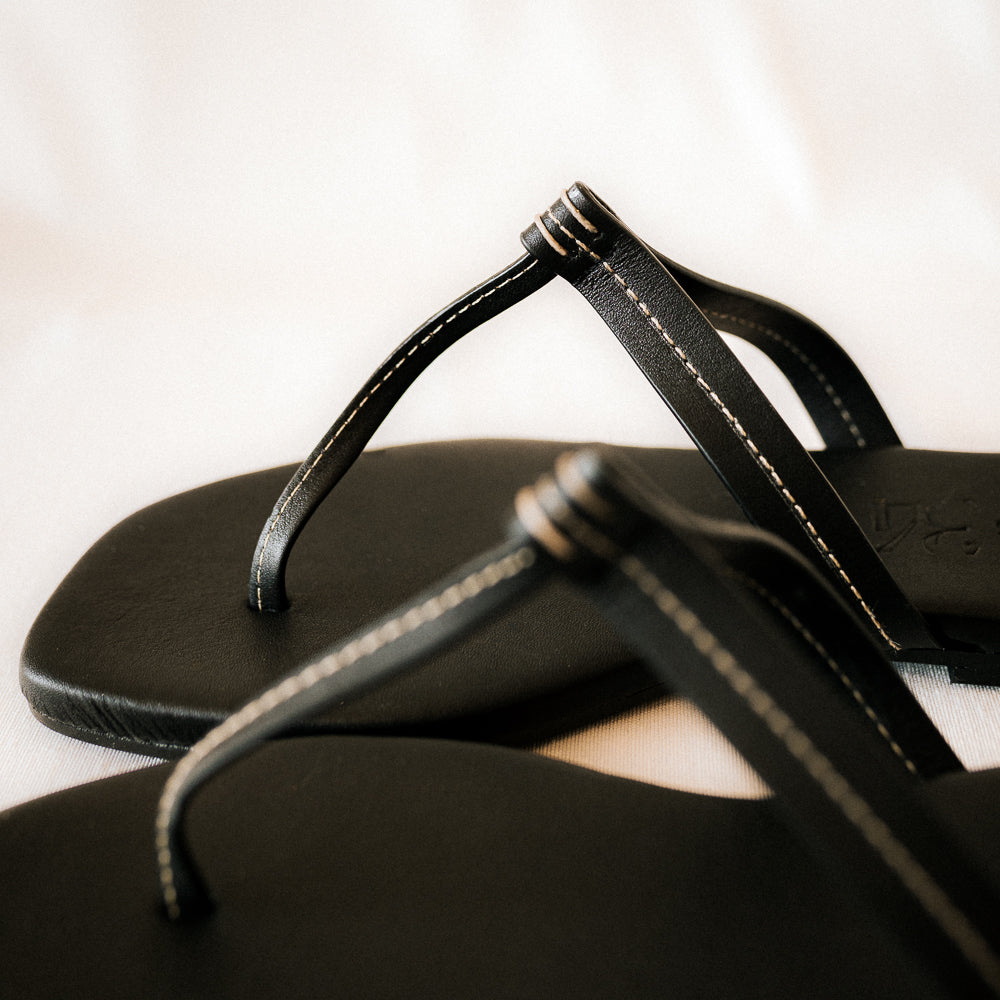 DANIELA BLACK LEATHER FLAT SANDAL