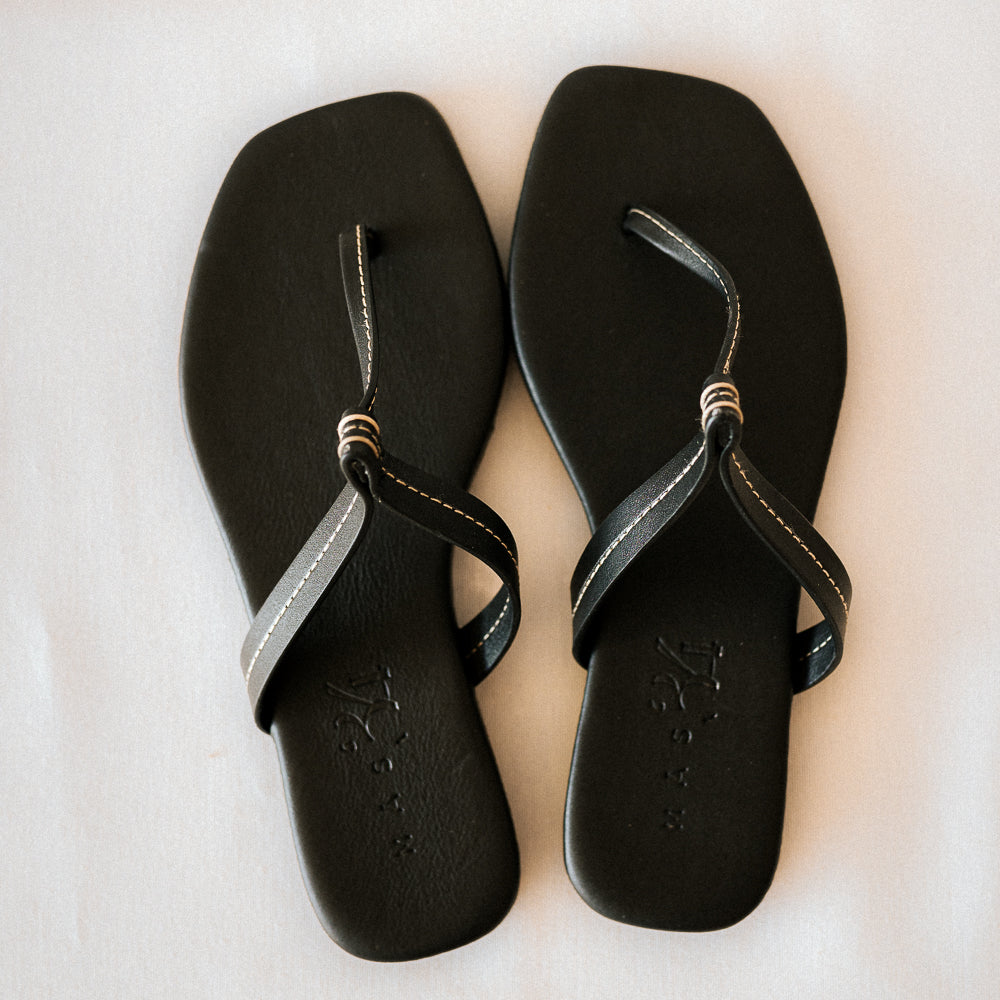 DANIELA BLACK LEATHER FLAT SANDAL