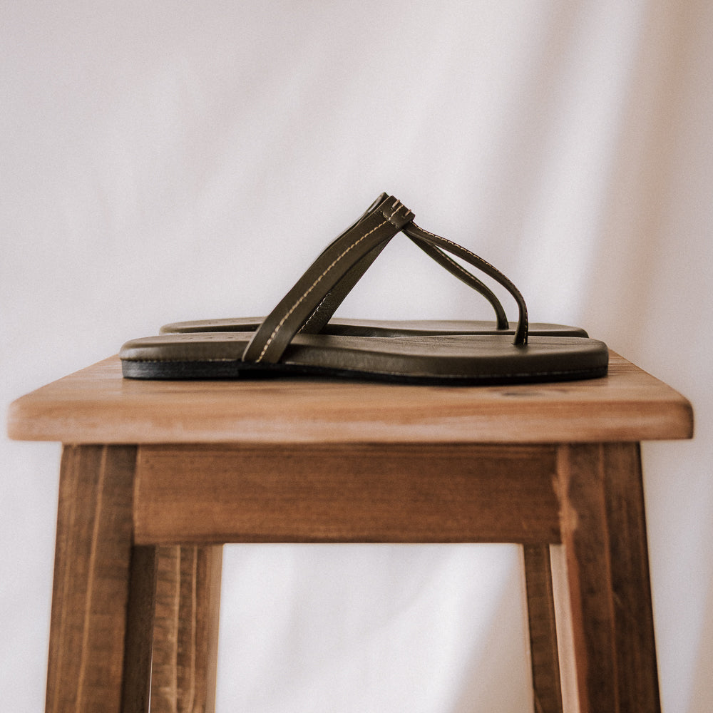 Sandalias planas modernas en piel de color kaki para mujer para looks casuales de verano