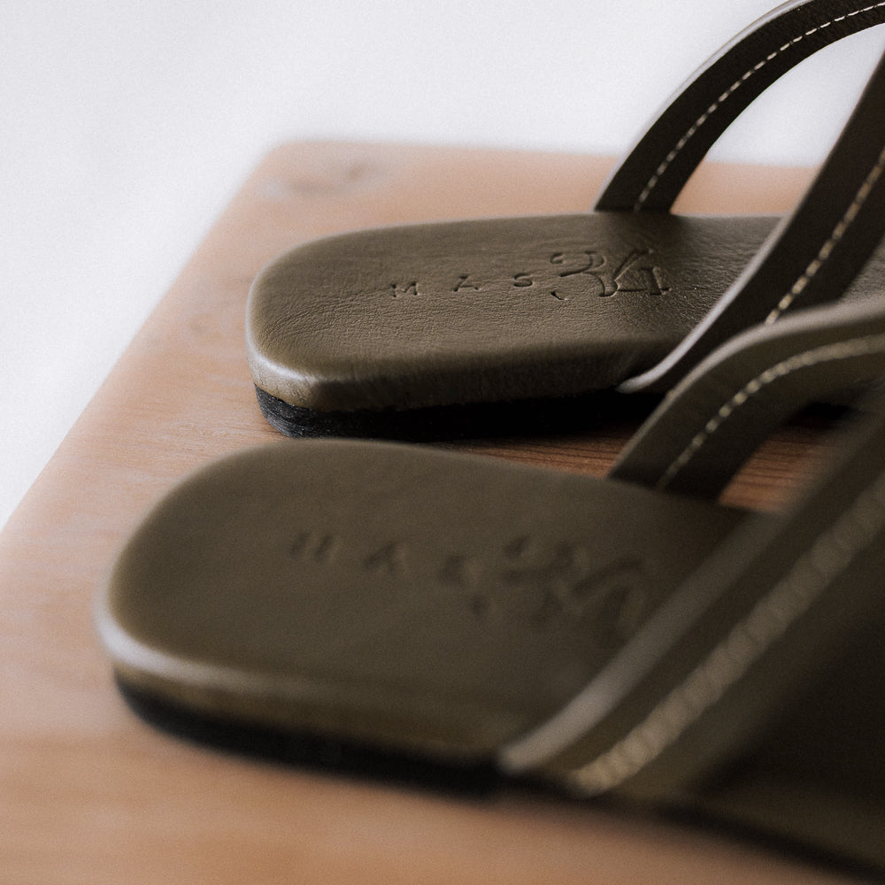 DANIELA FLAT SANDAL IN KHAKI LEATHER