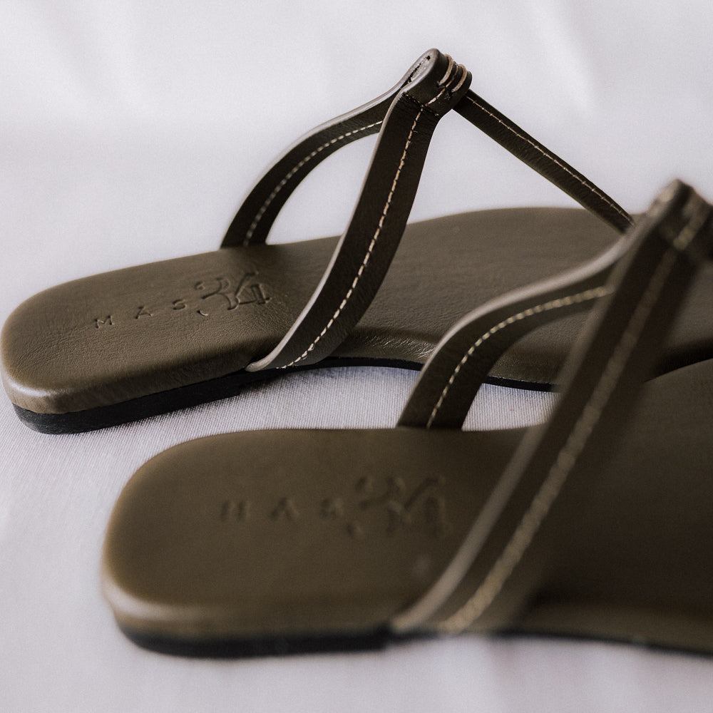 DANIELA FLAT SANDAL IN KHAKI LEATHER
