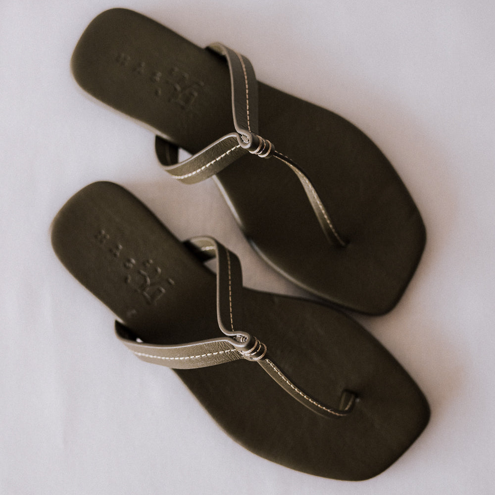 SANDALIA PLANA DANIELA PIEL KAKI