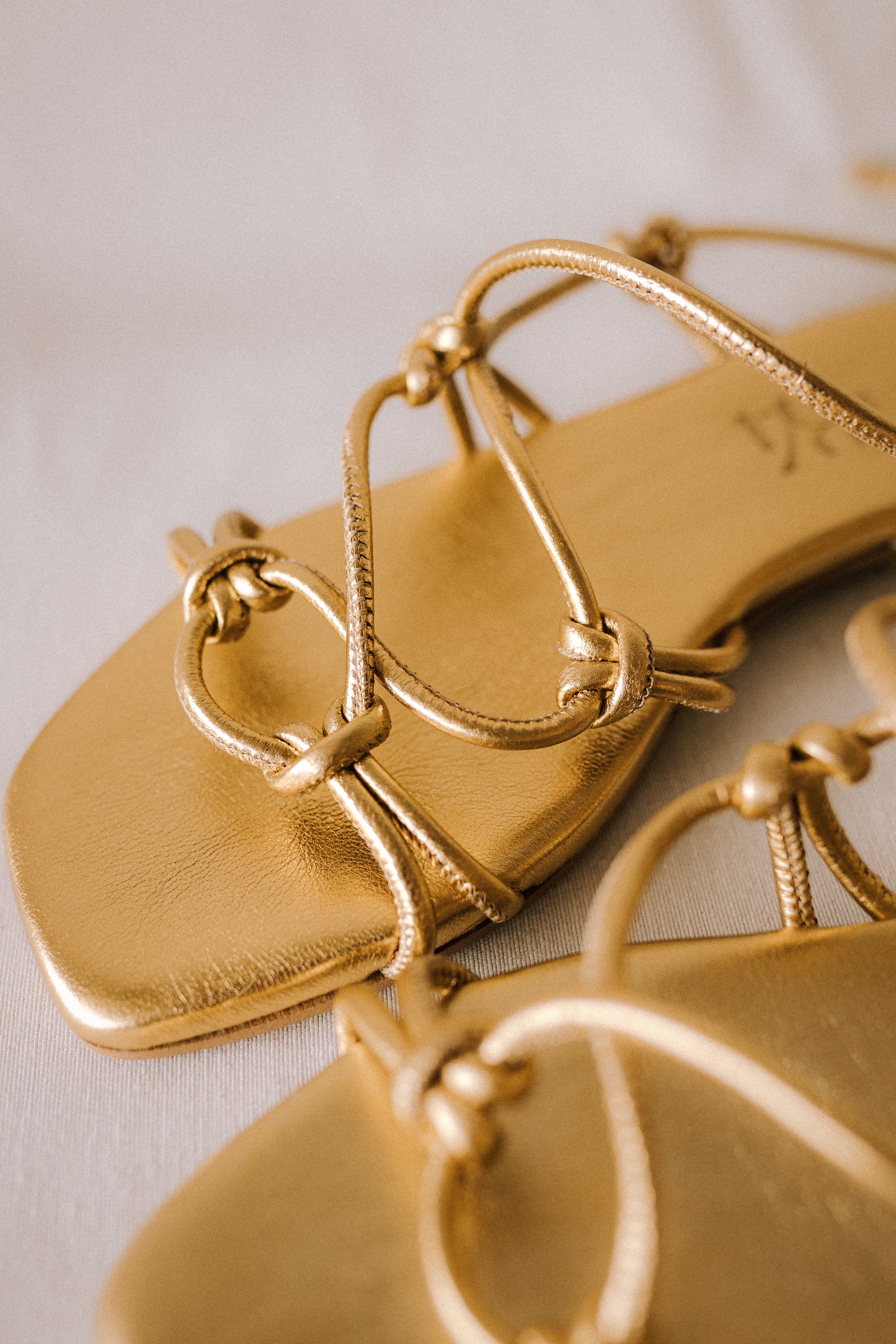 CATY FLAT SANDAL IN GOLD LAMINATED LEATHER
