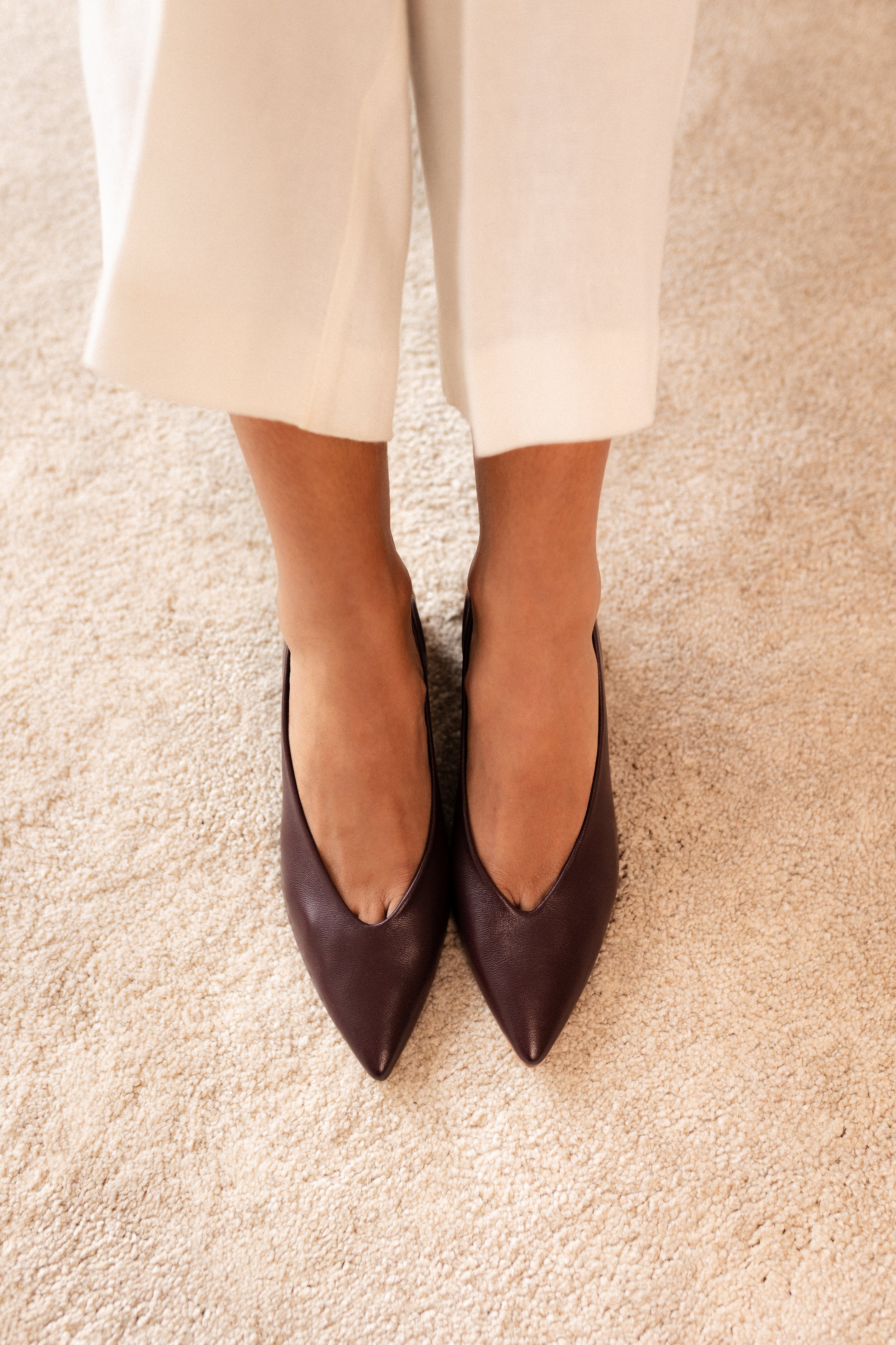 Stiletto de tacón ancho y bajo muy cómodo de color burdeos en piel