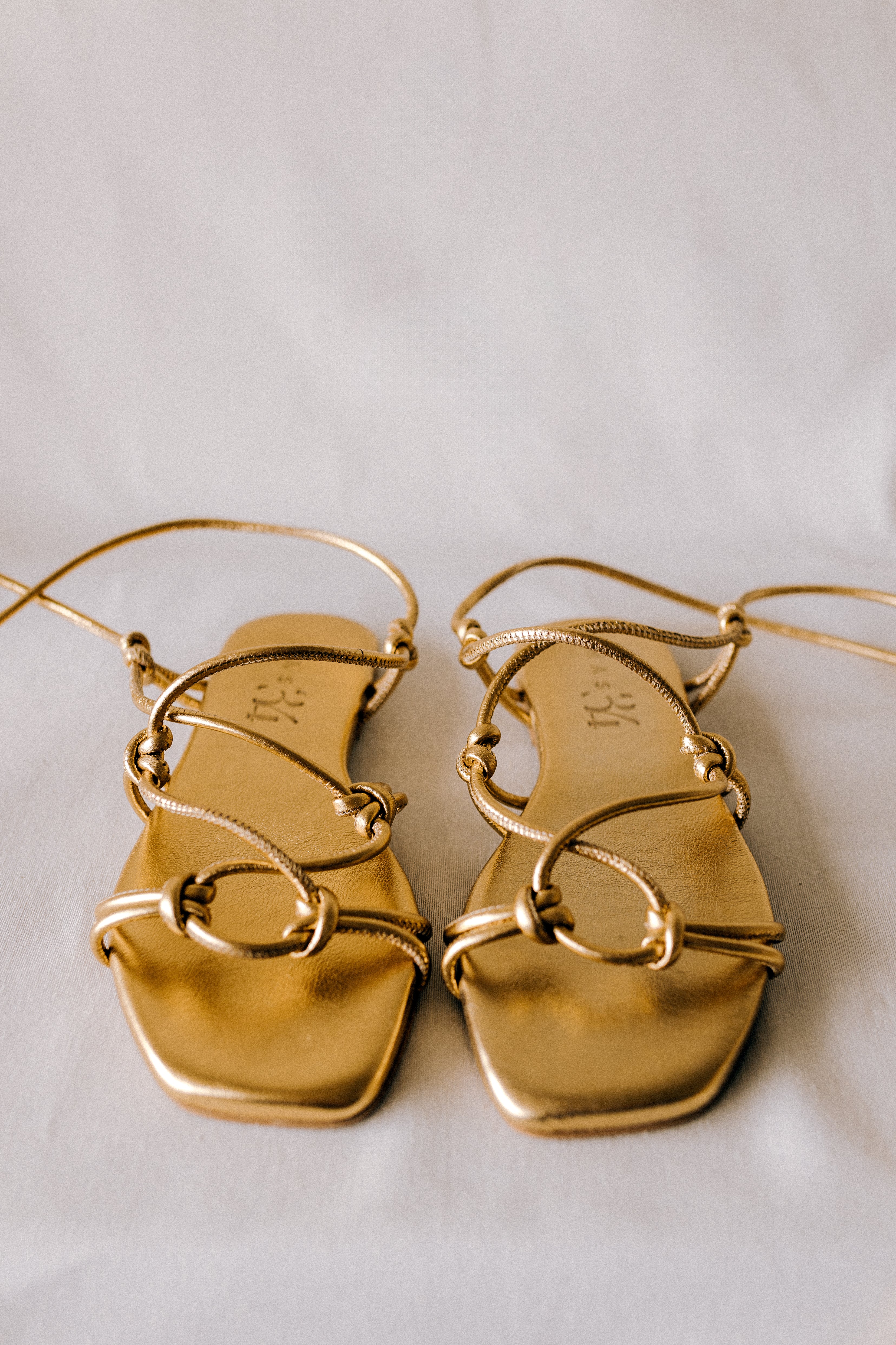 SANDALIA PLANA CATY PIEL LAMINADO ORO