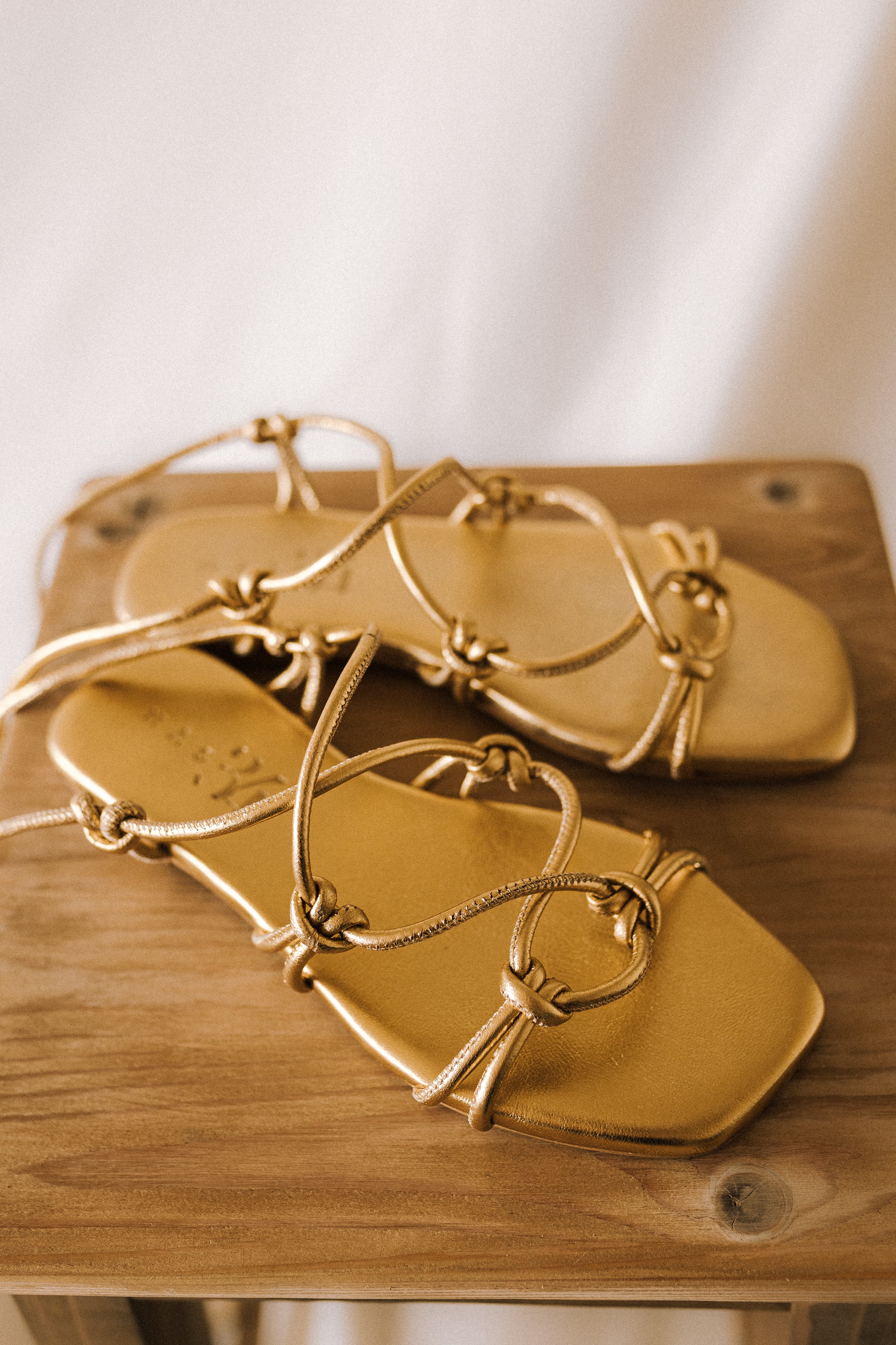CATY FLAT SANDAL IN GOLD LAMINATED LEATHER