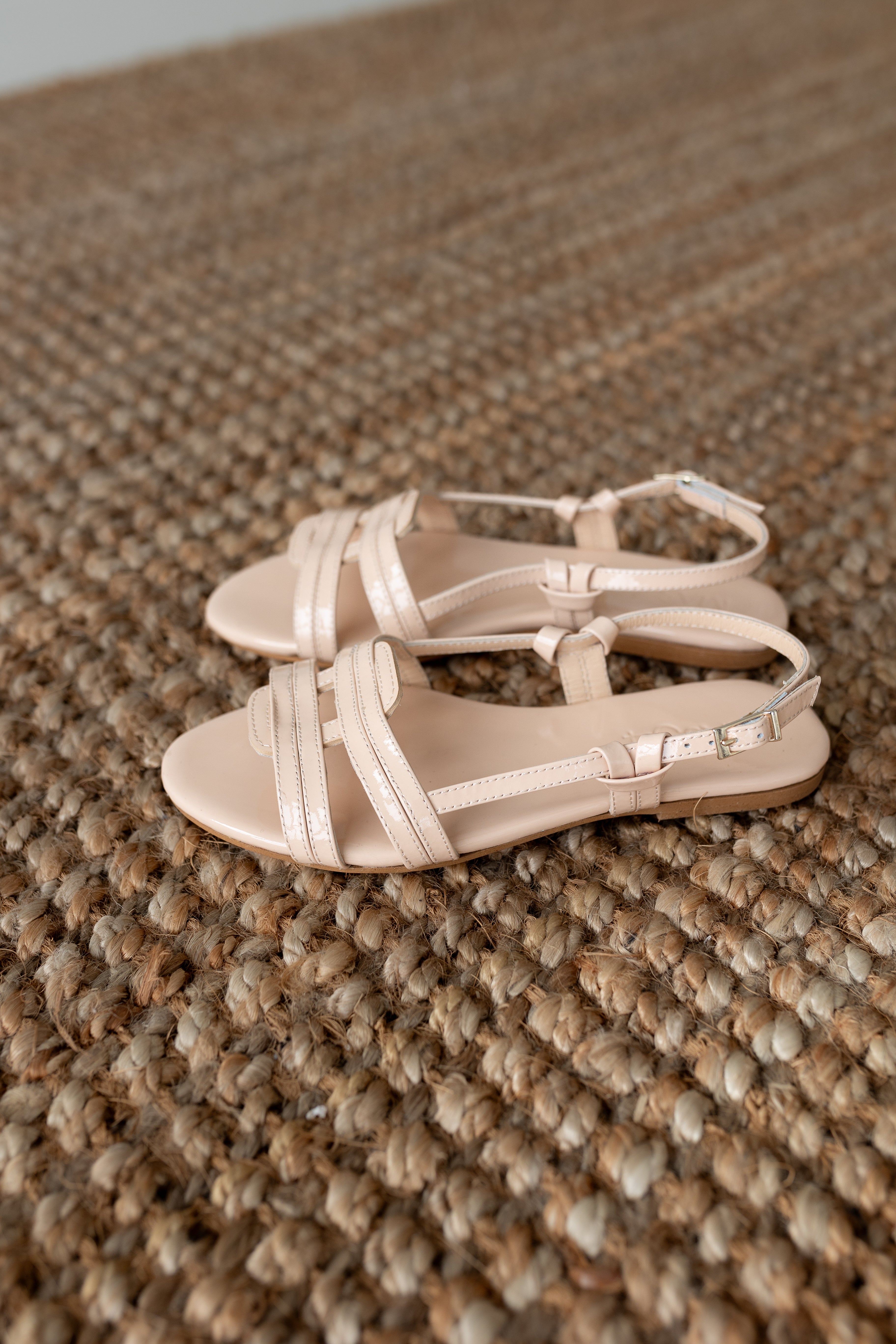 SANDALIA PLANA JULIETA PIEL CHAROL NUDE