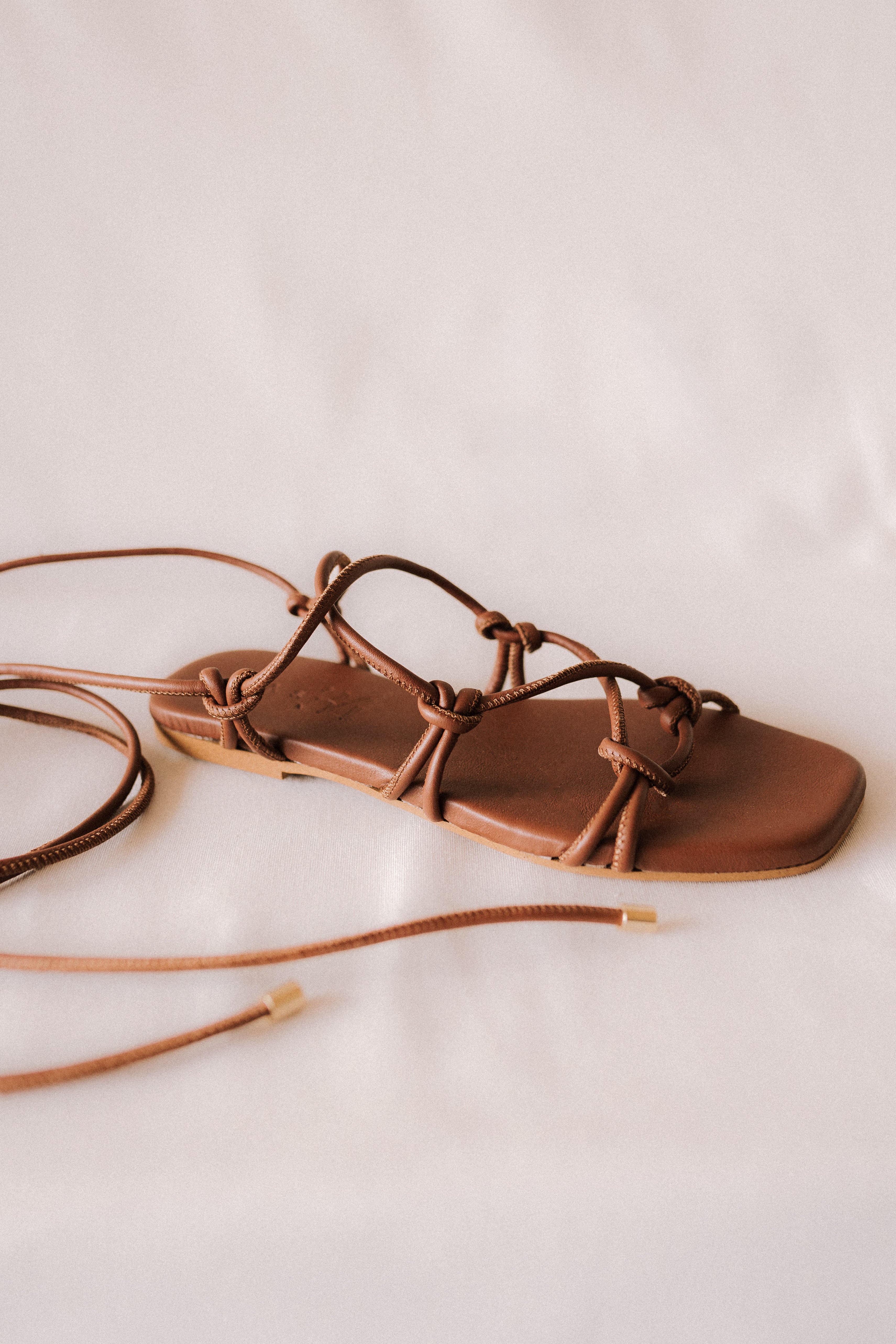 SANDALIA PLANA CATY PIEL MARRÓN