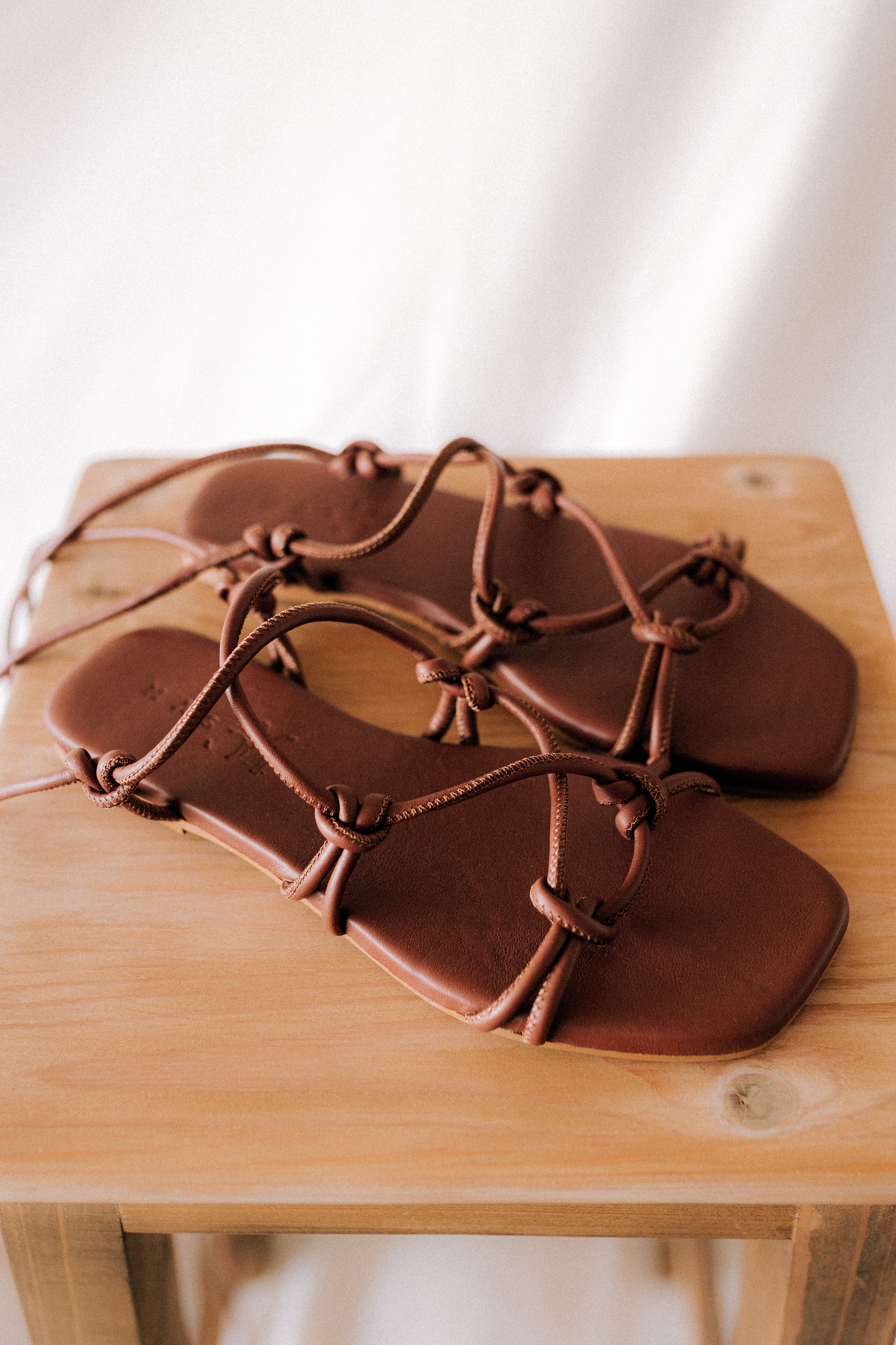 SANDALIA PLANA CATY PIEL MARRÓN