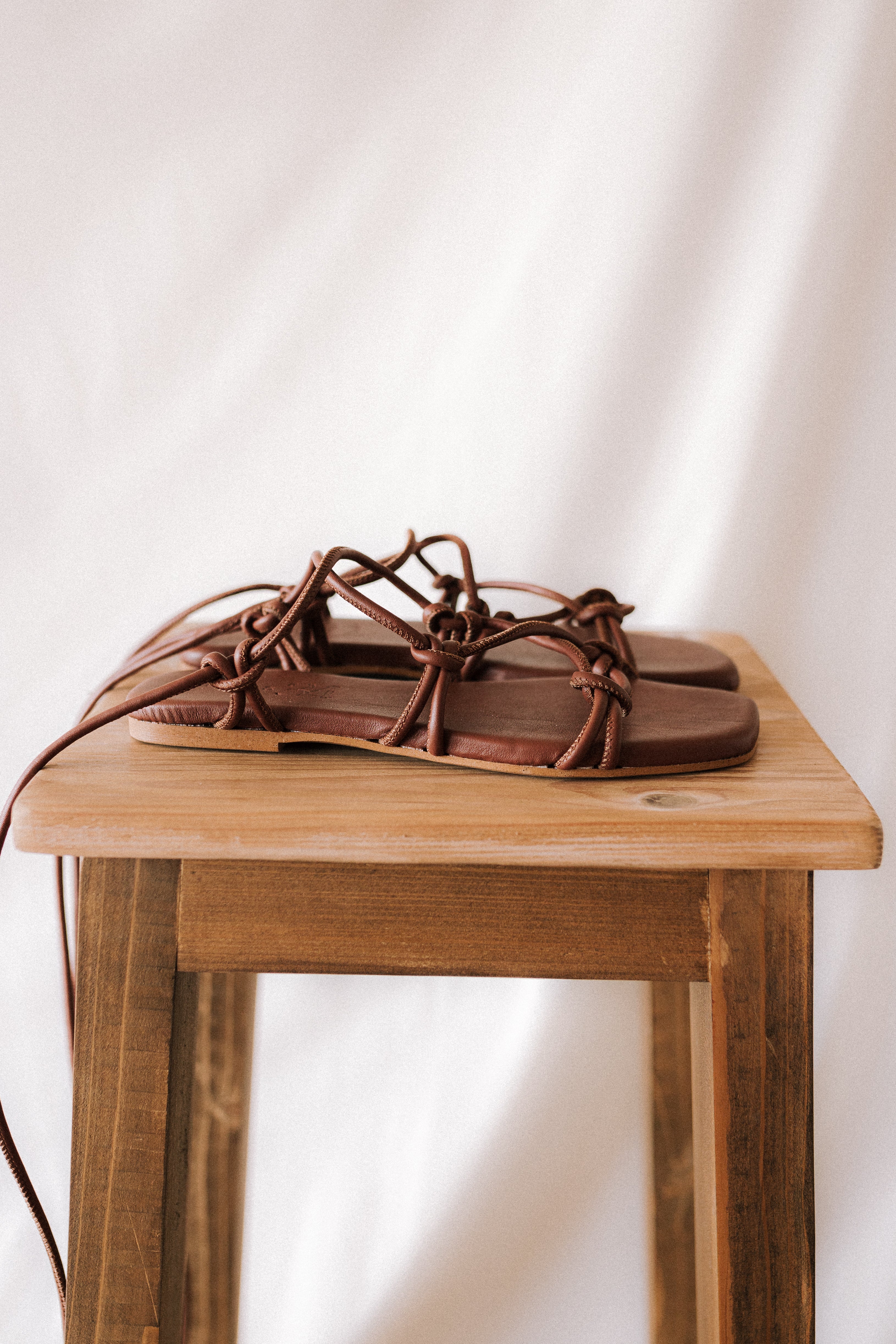 SANDALIA PLANA CATY PIEL MARRÓN