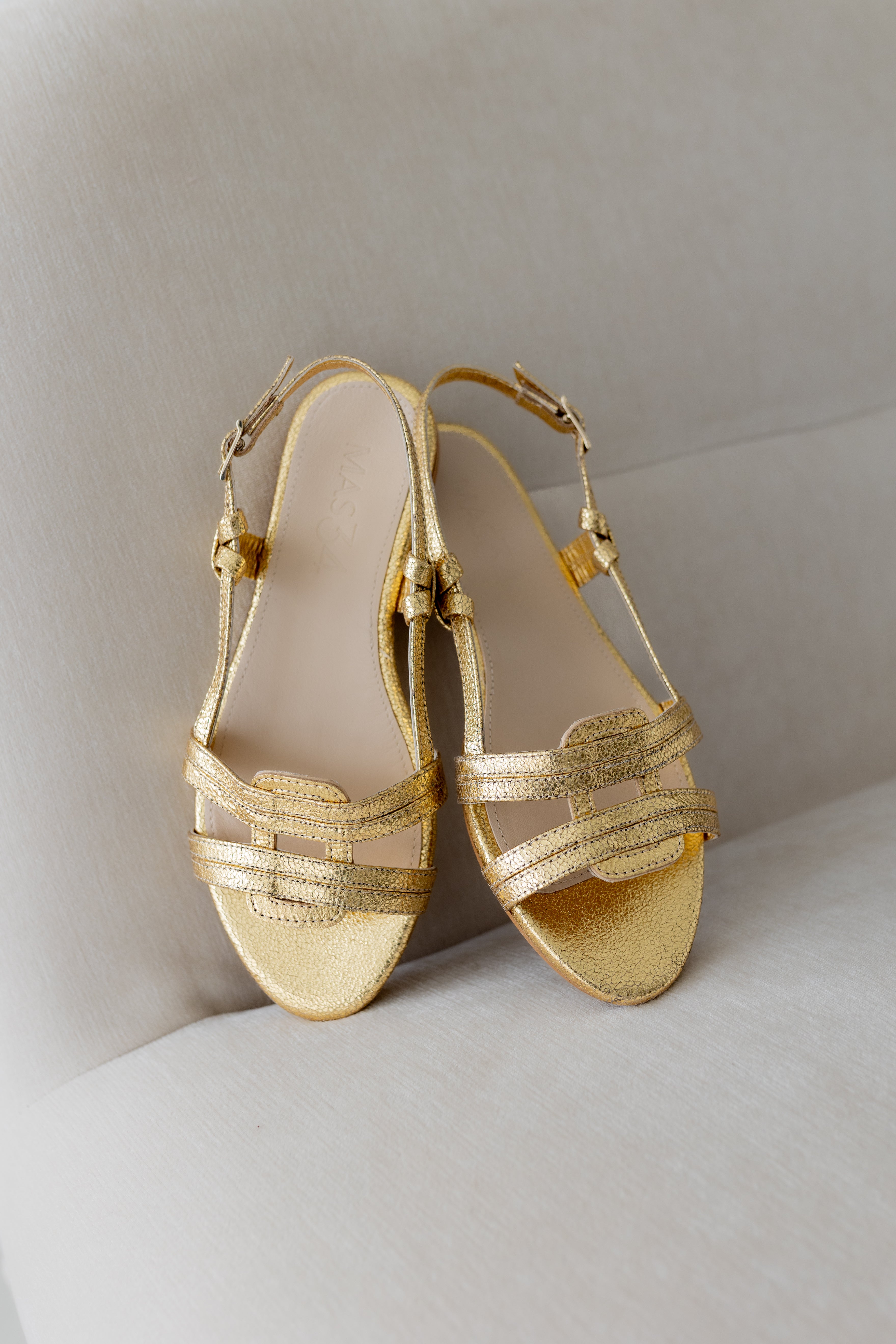 SANDALIA PLANA JULIETA PIEL LAMINADO ORO