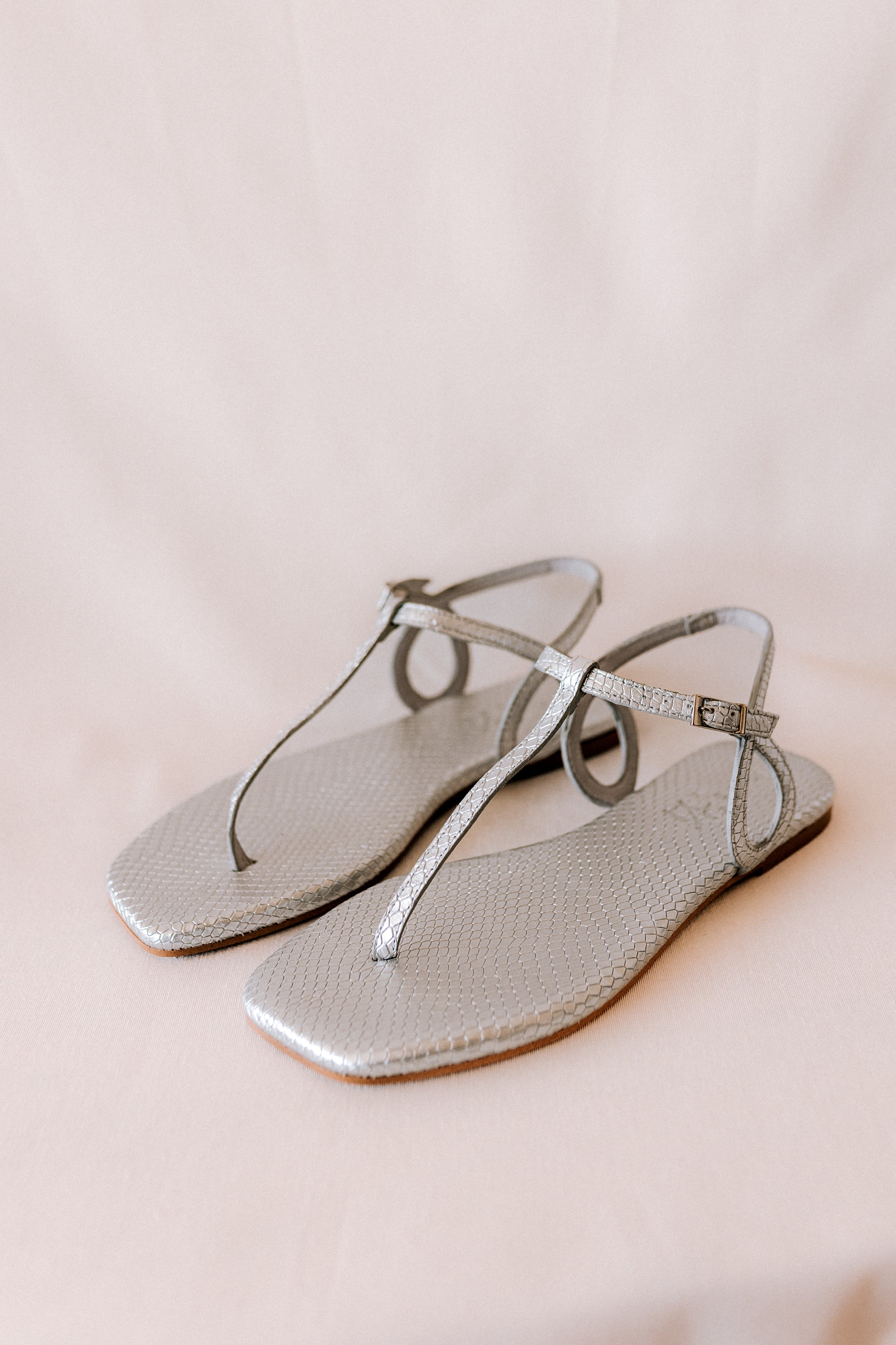 SANDALIA PLANA JANINA PIEL GRABADA PLATA