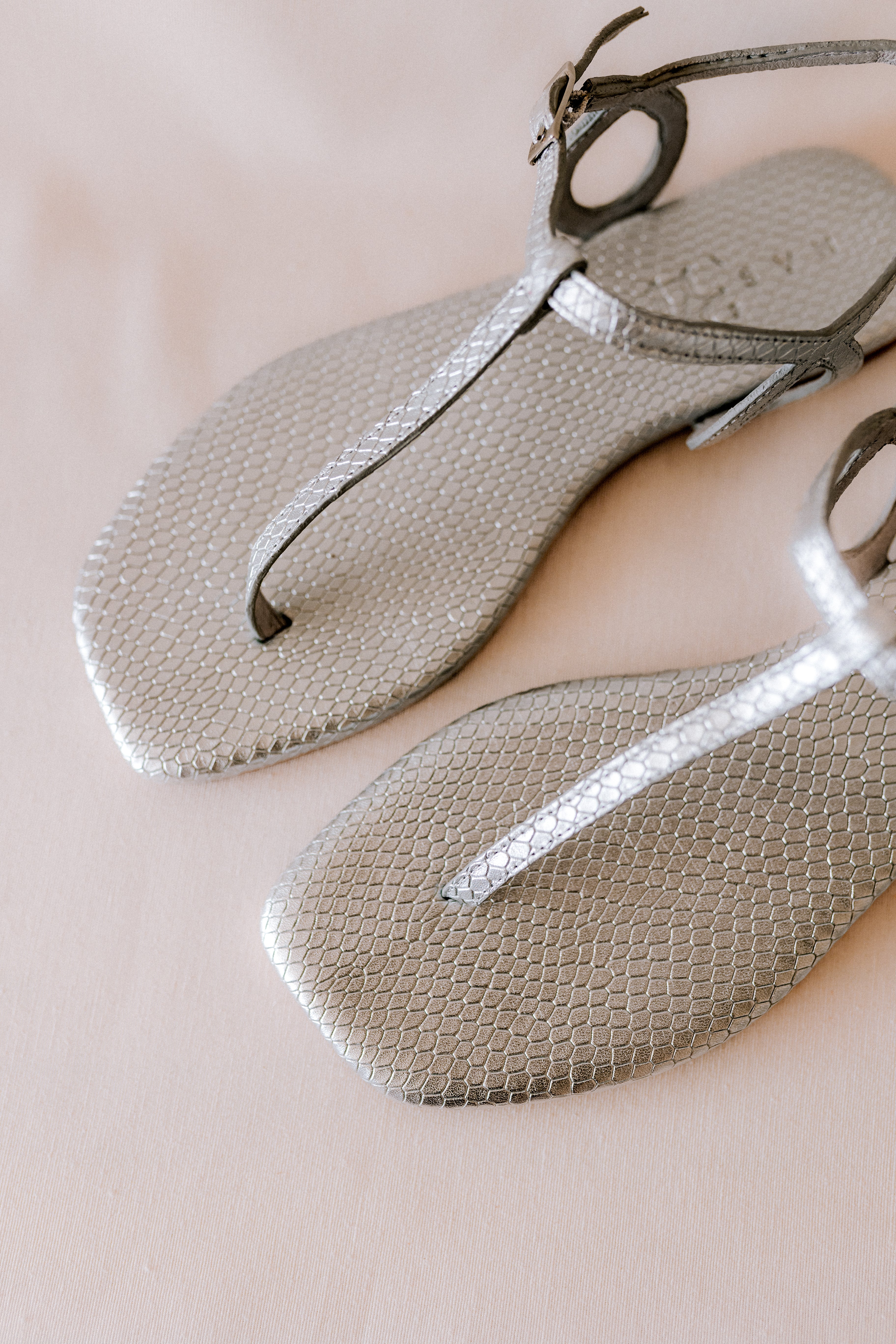 SANDALIA PLANA JANINA PIEL GRABADA PLATA