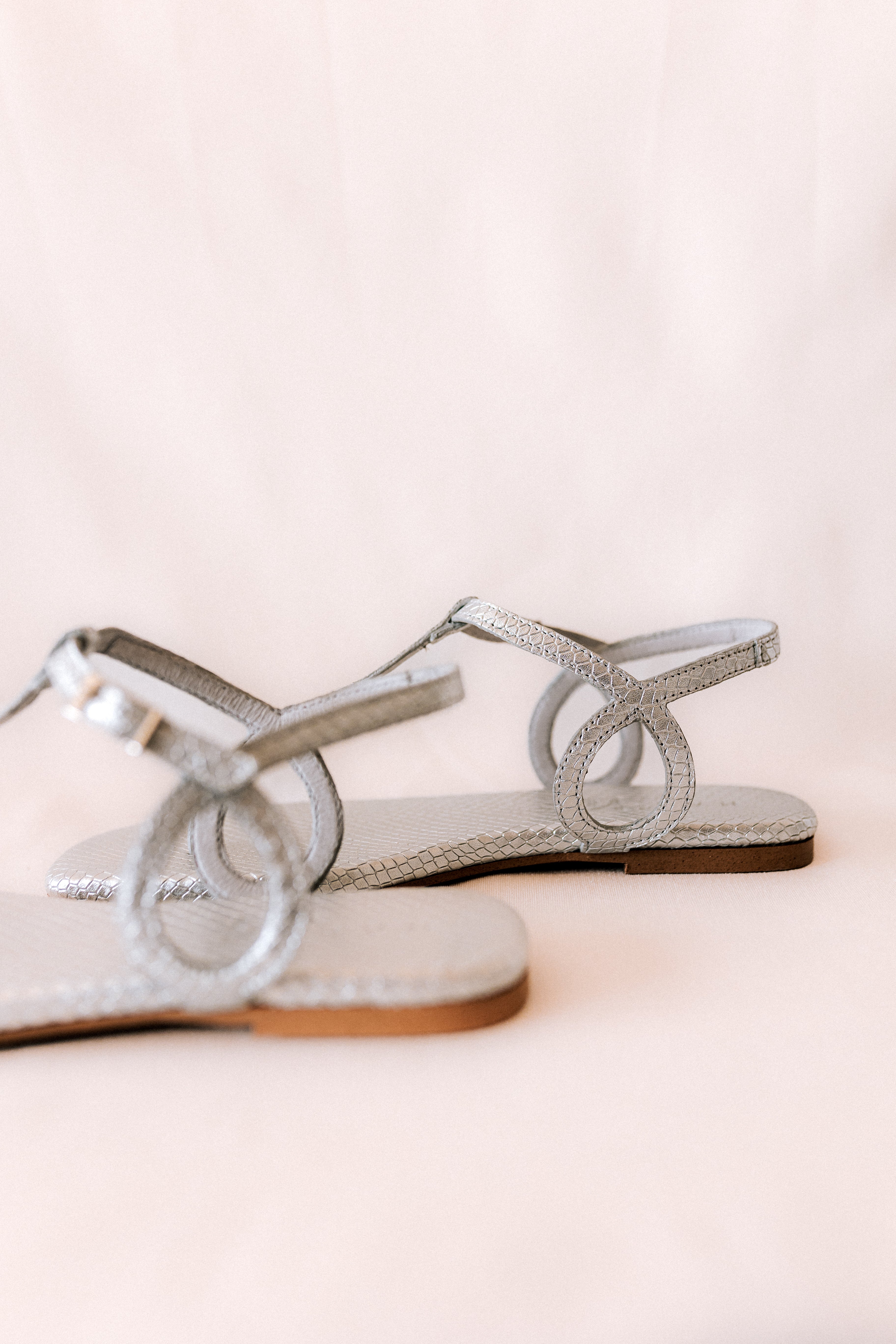 SANDALIA PLANA JANINA PIEL GRABADA PLATA