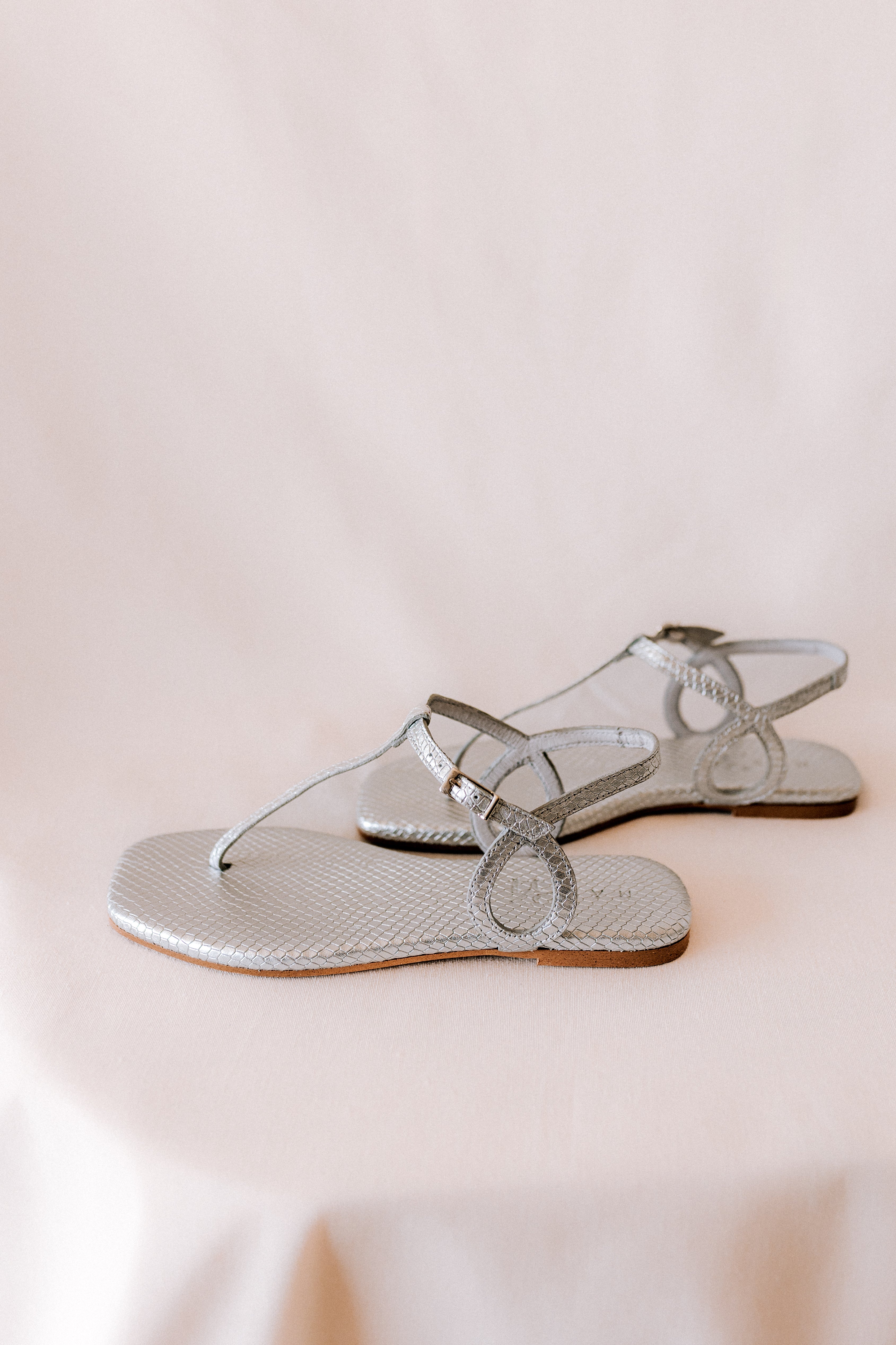 SANDALIA PLANA JANINA PIEL GRABADA PLATA