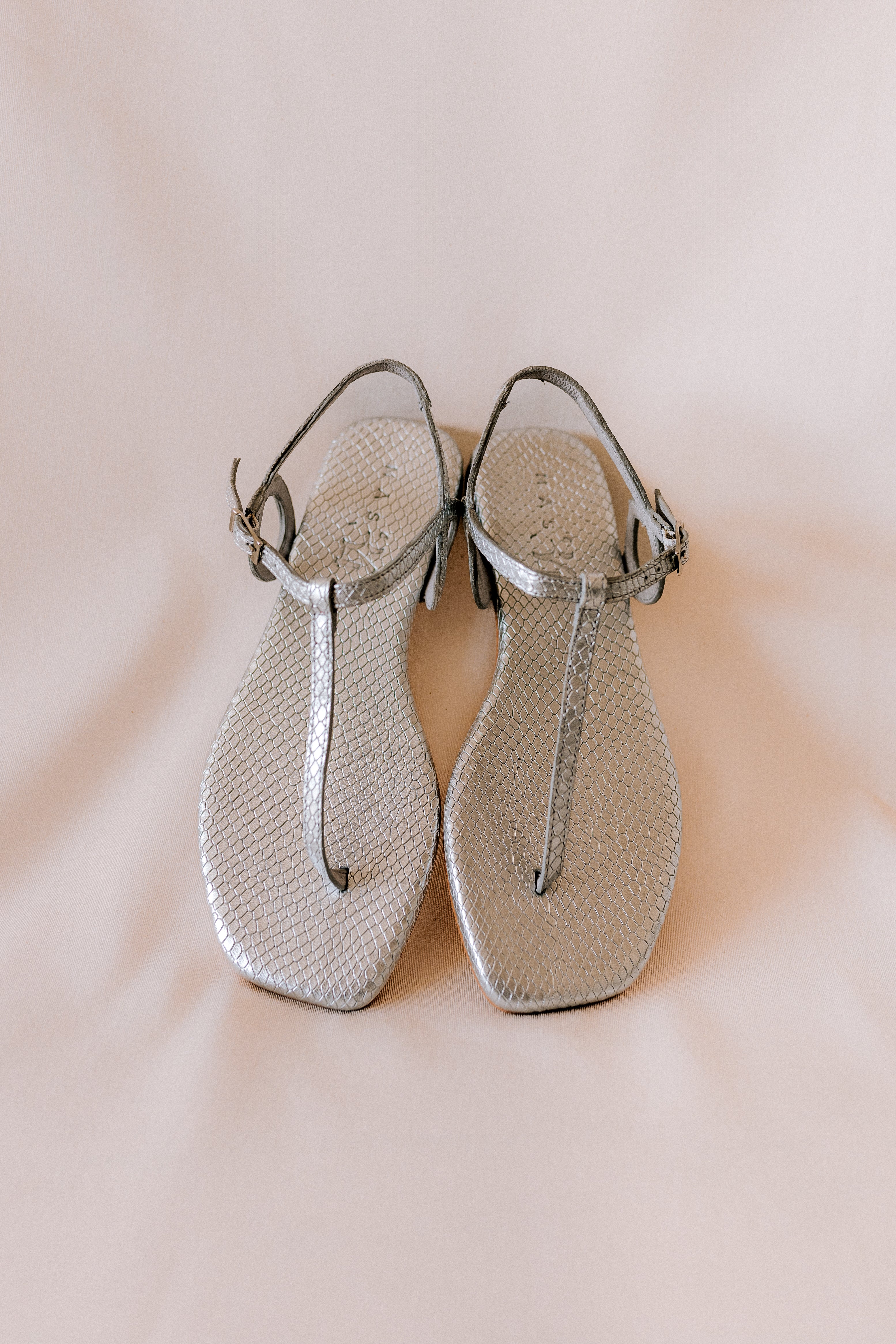 SANDALIA PLANA JANINA PIEL GRABADA PLATA