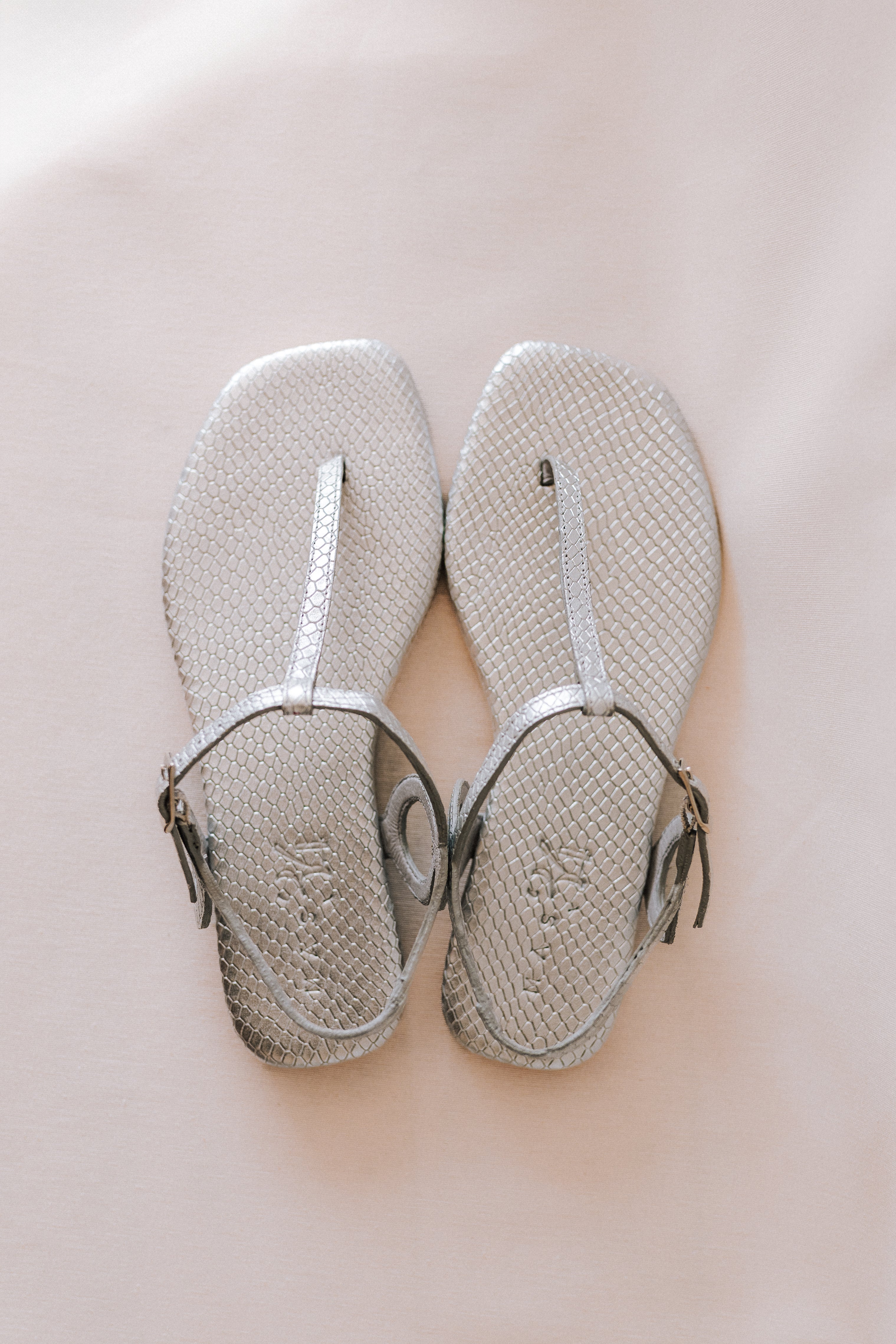 SANDALIA PLANA JANINA PIEL GRABADA PLATA