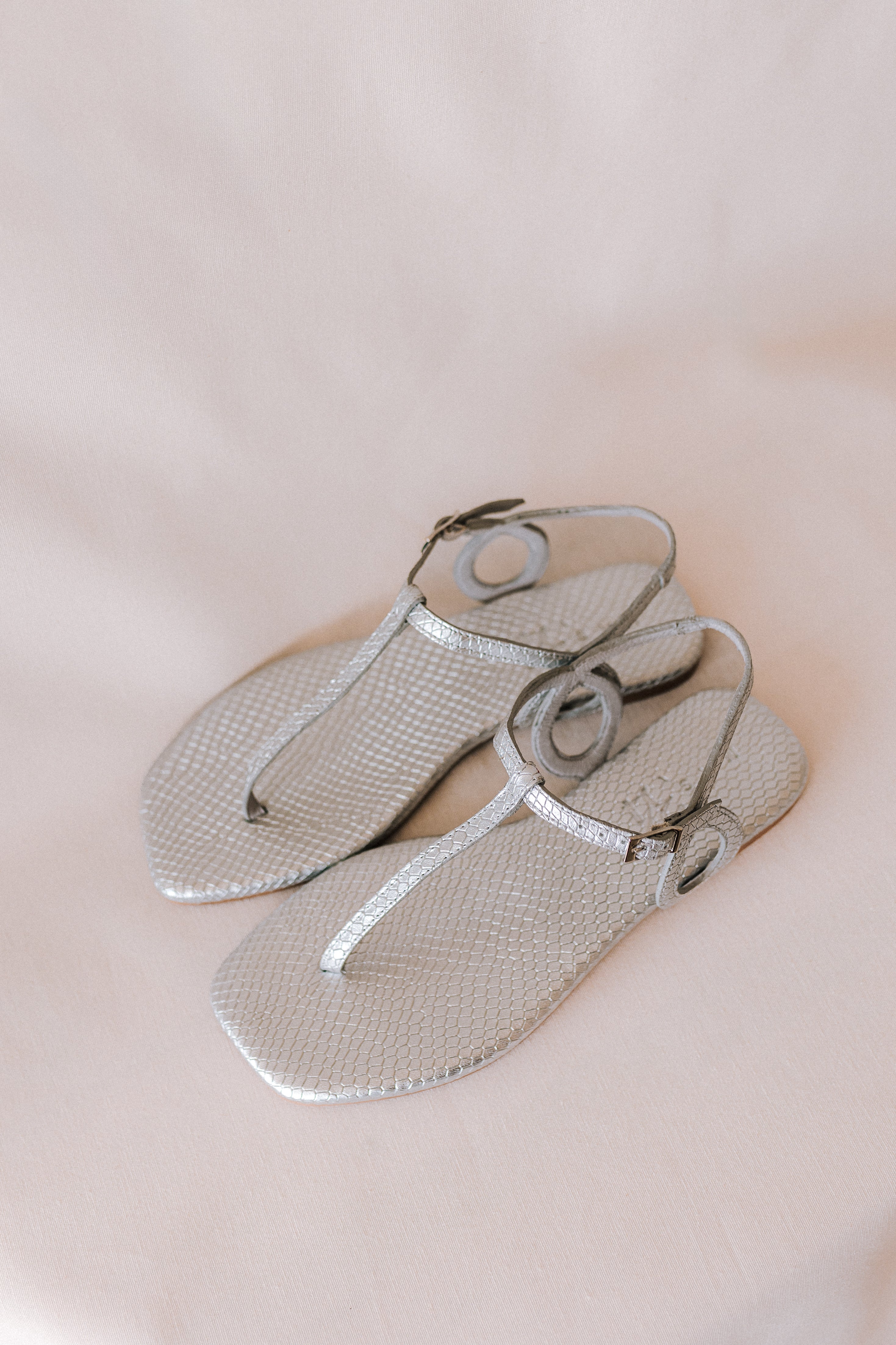 SANDALIA PLANA JANINA PIEL GRABADA PLATA