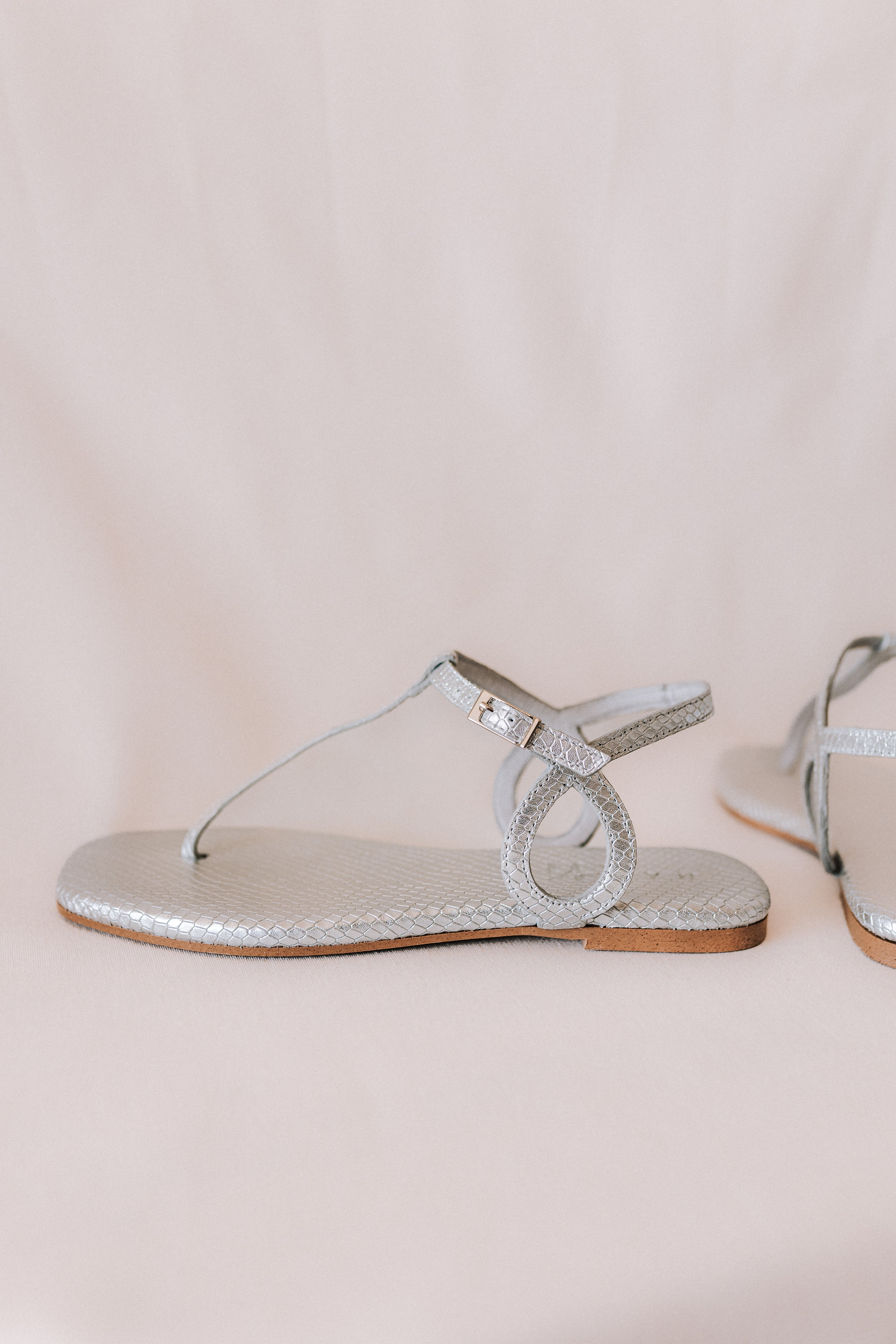 SANDALIA PLANA JANINA PIEL GRABADA PLATA