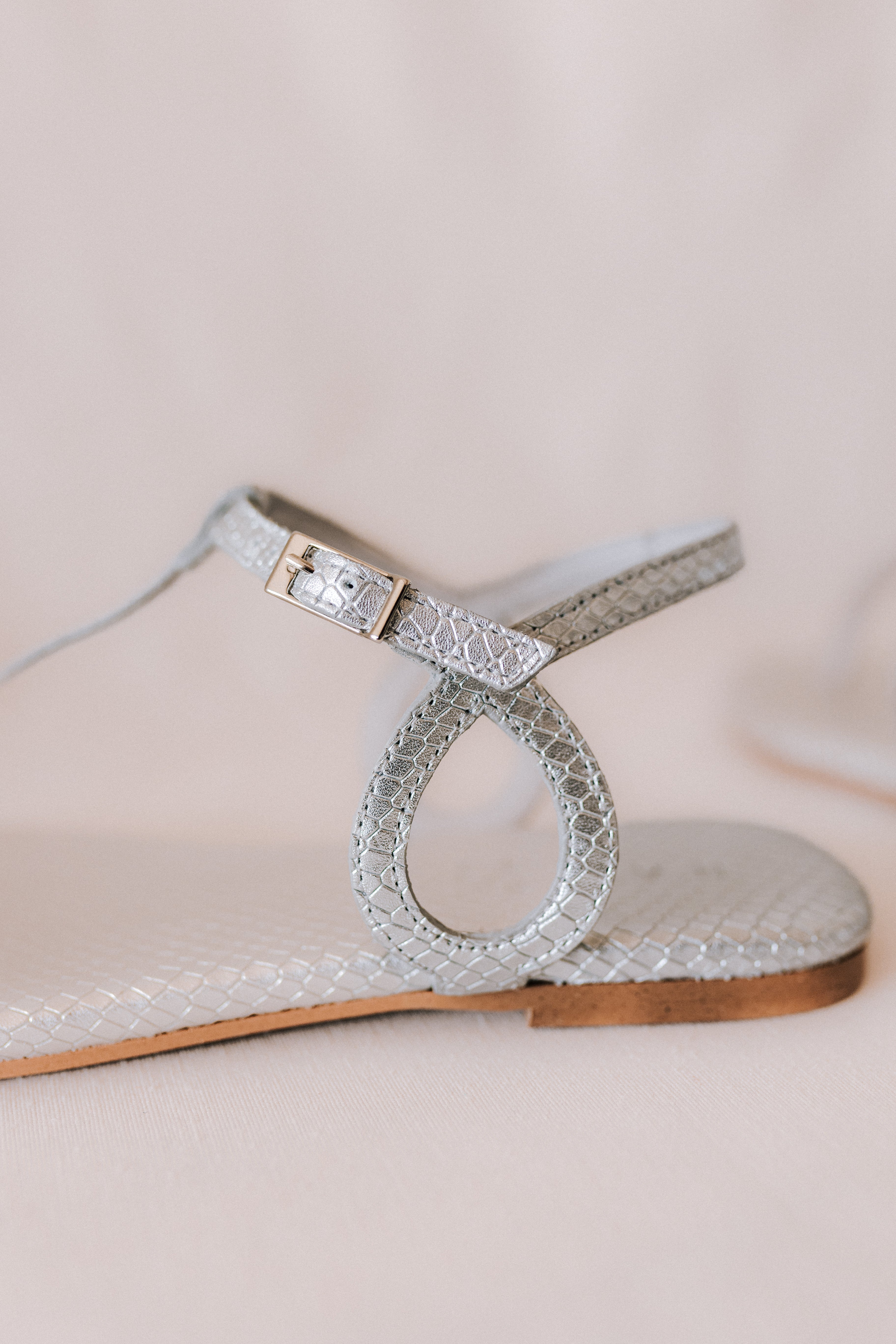 SANDALIA PLANA JANINA PIEL GRABADA PLATA