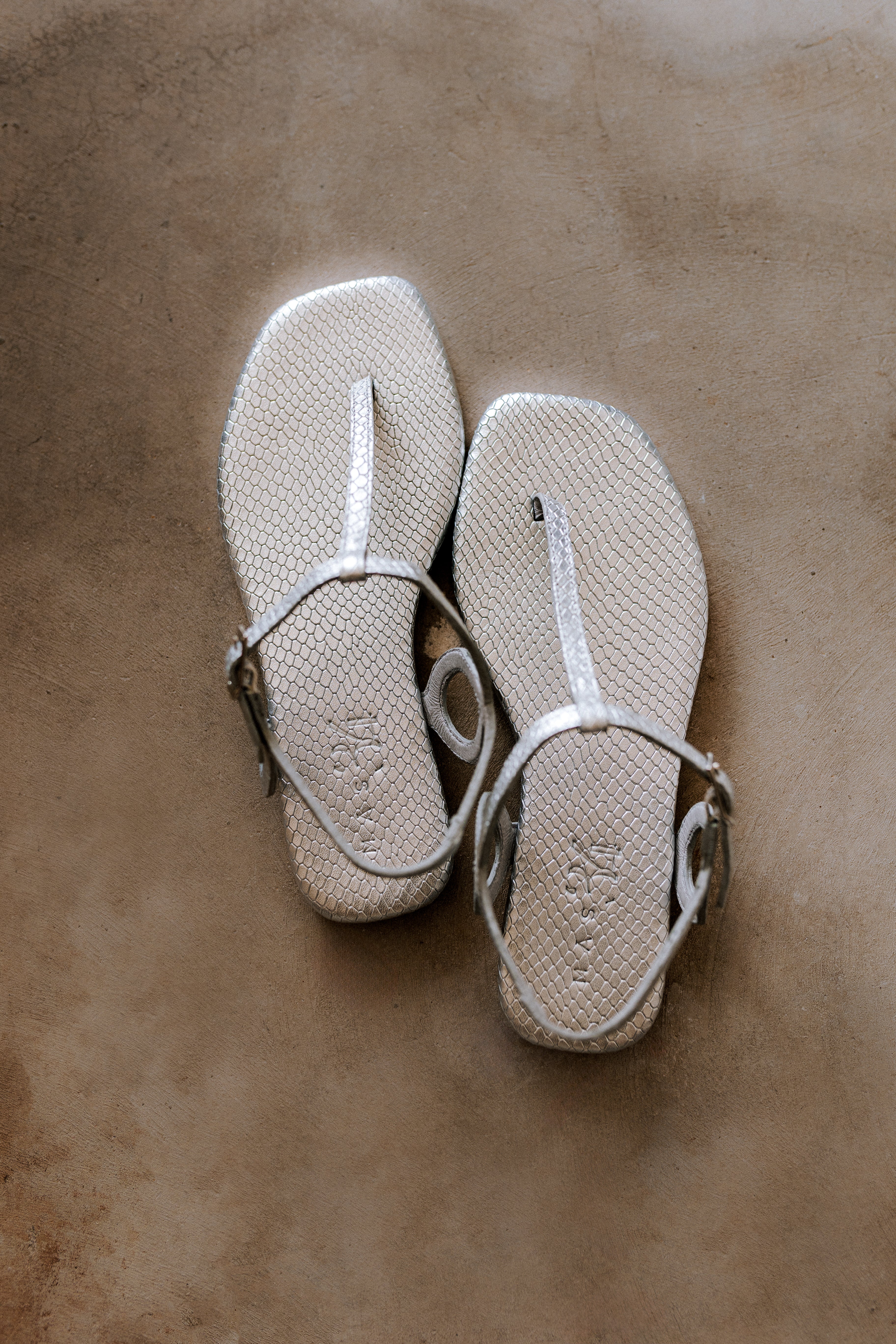 SANDALIA PLANA JANINA PIEL GRABADA PLATA