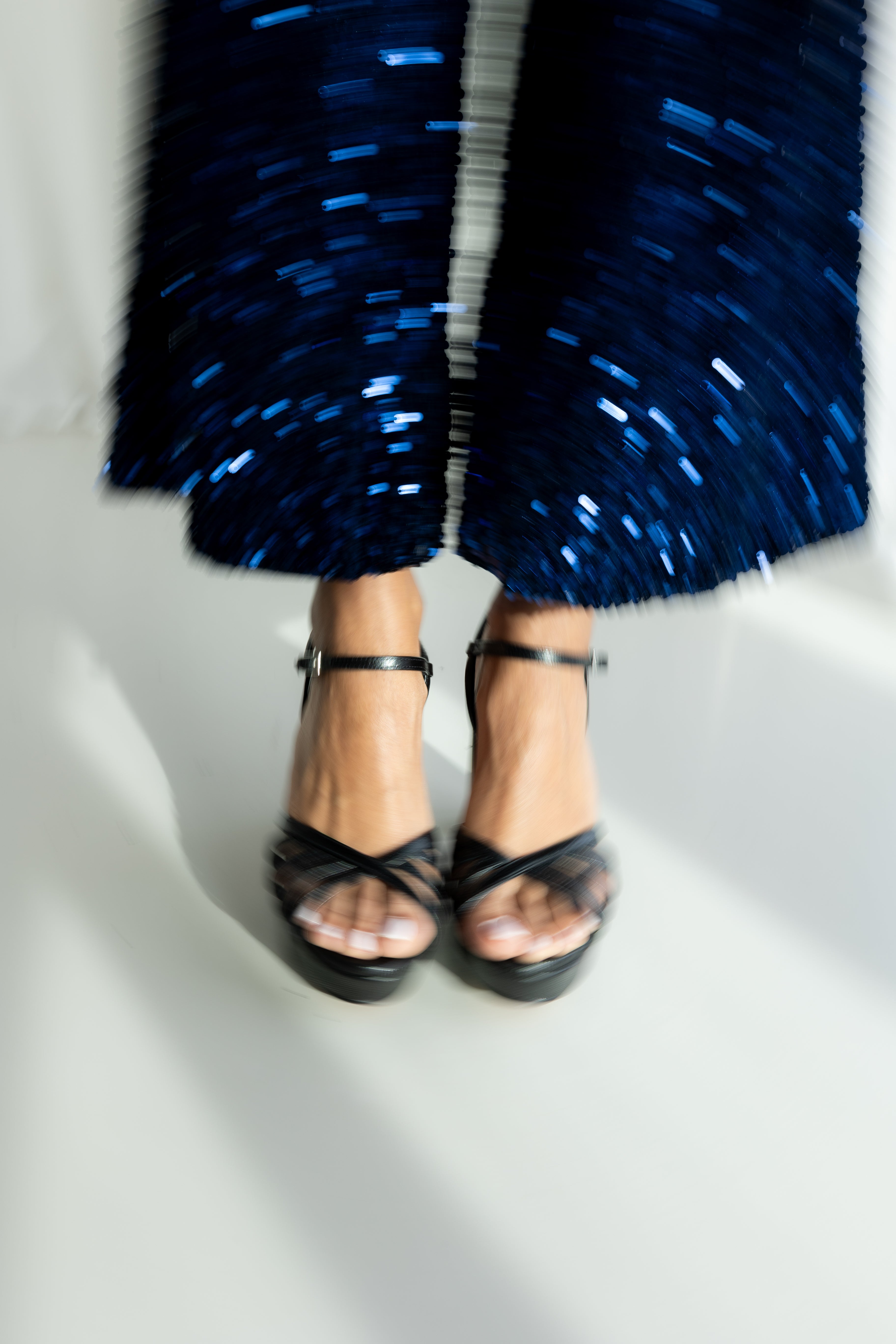 Sandalia de mujer con acabado negro y tacón alto