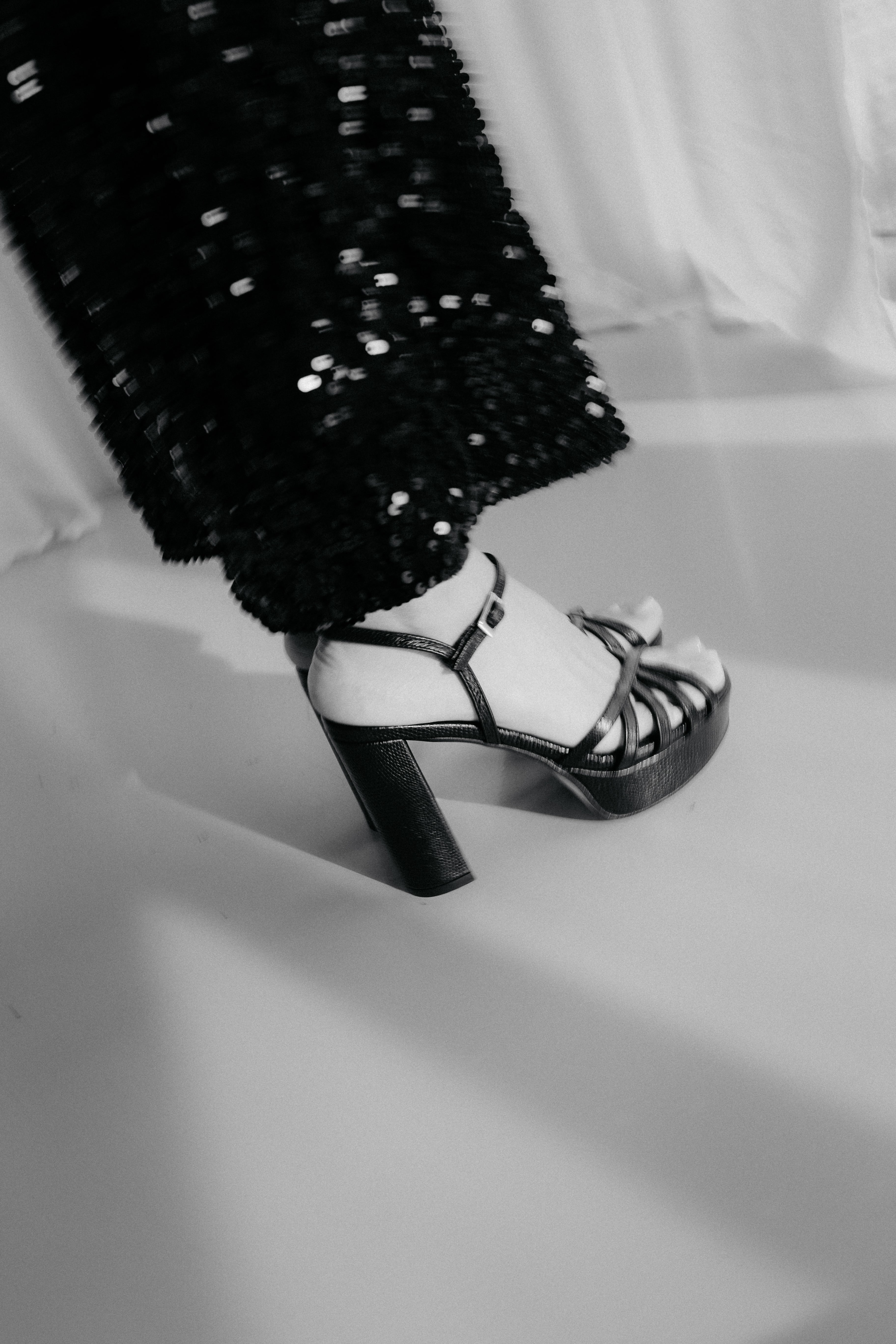 Sandalia sofisticada de tacón 10 cm en piel negra