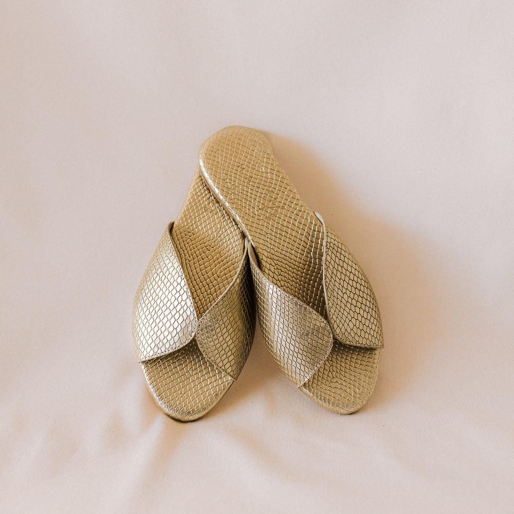 SANDALIA PLANA CRISTINA PIEL GRABADA PLATINO